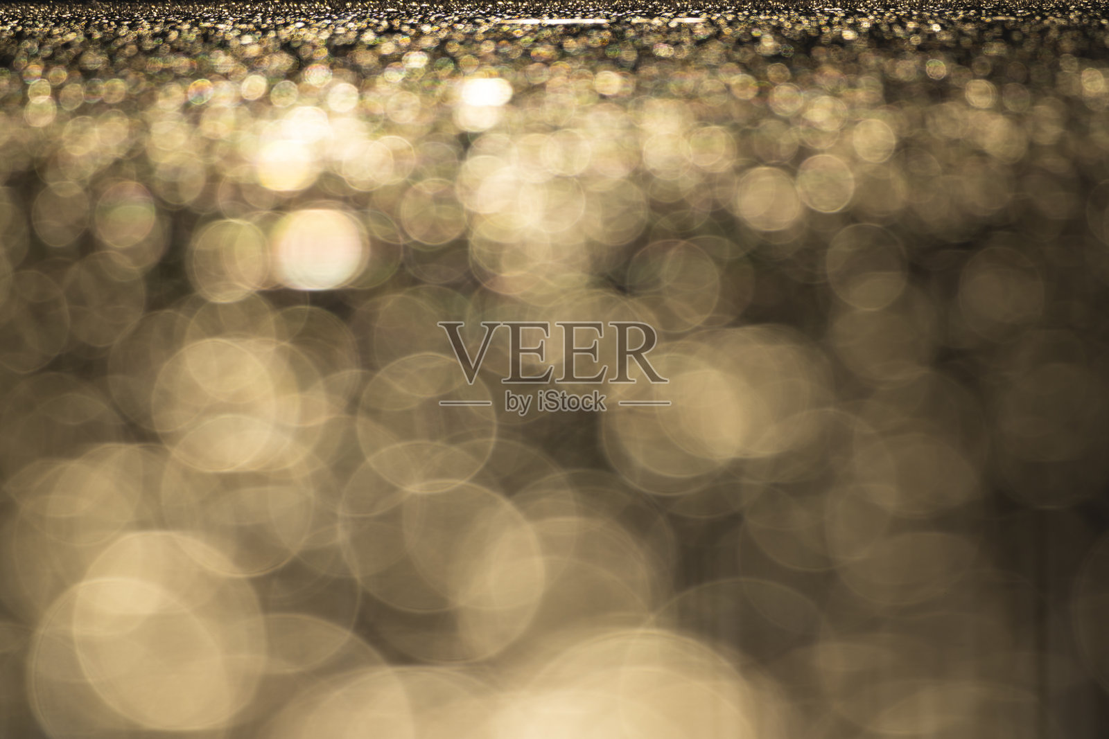 金色散景灯光营造出闪耀的节日背景照片摄影图片