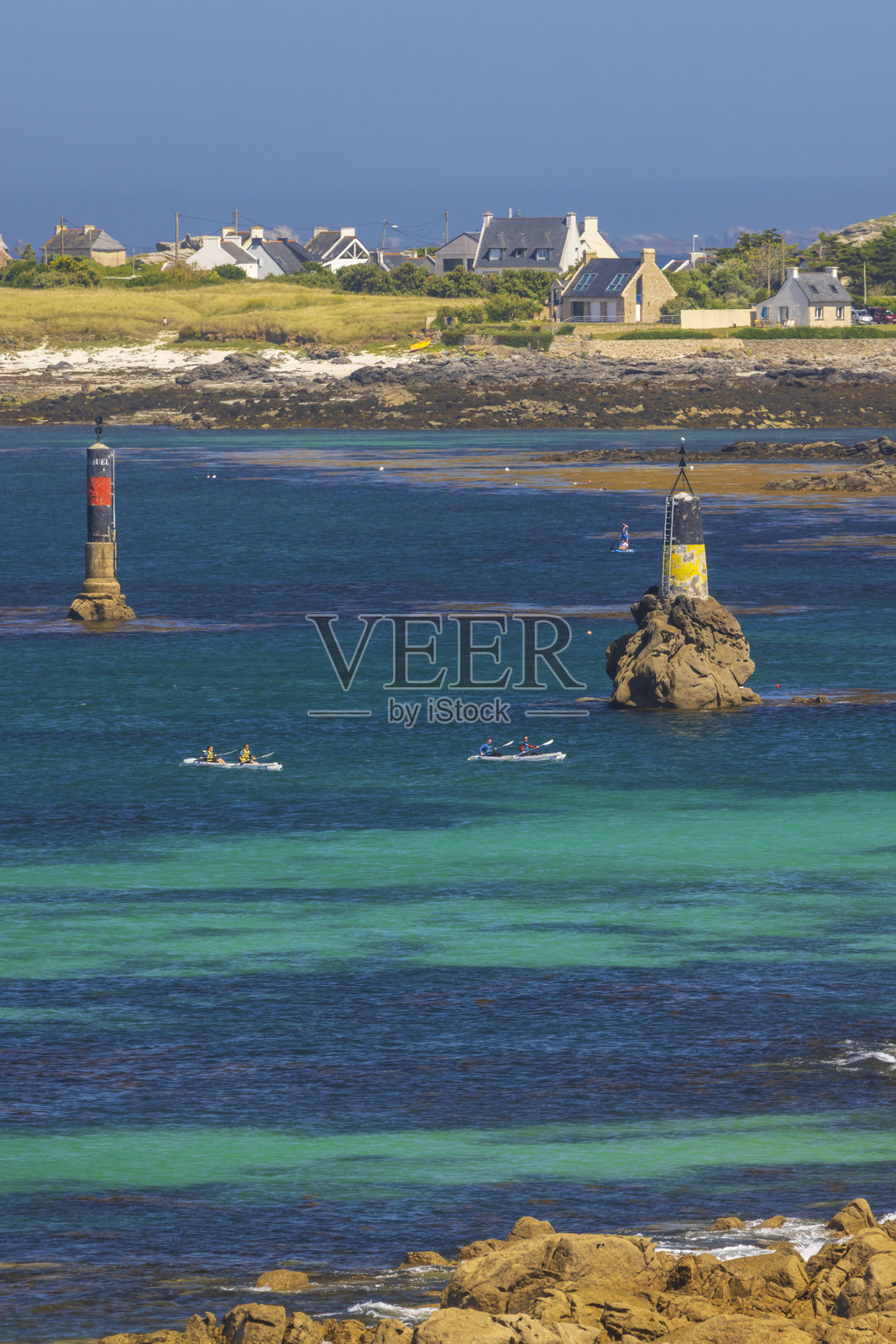 在布列塔尼的朗登维兹附近，皮划艇爱好者在碧绿的水域中航行照片摄影图片