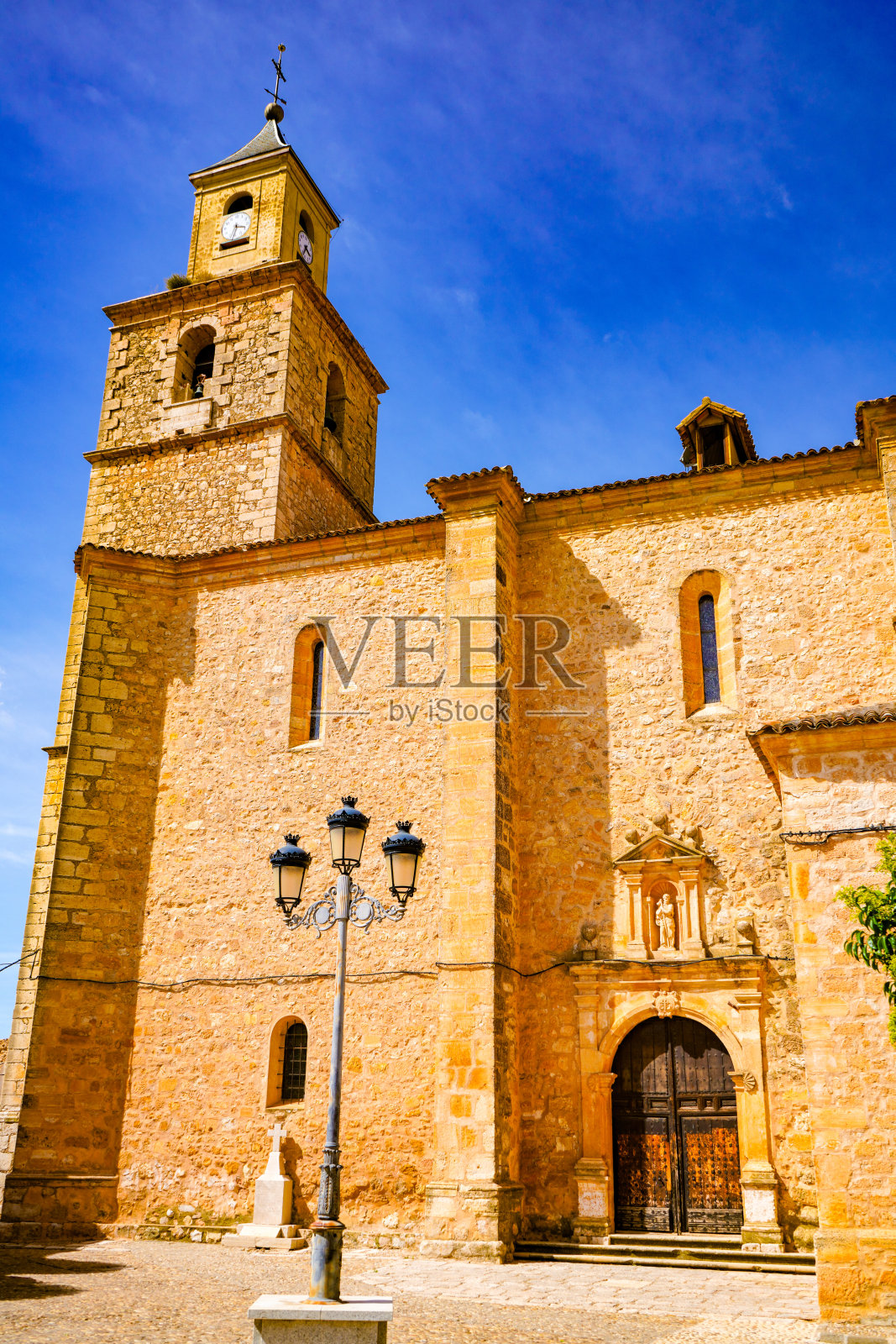 西班牙托莱多的维拉马约尔德圣地亚哥教堂。照片摄影图片