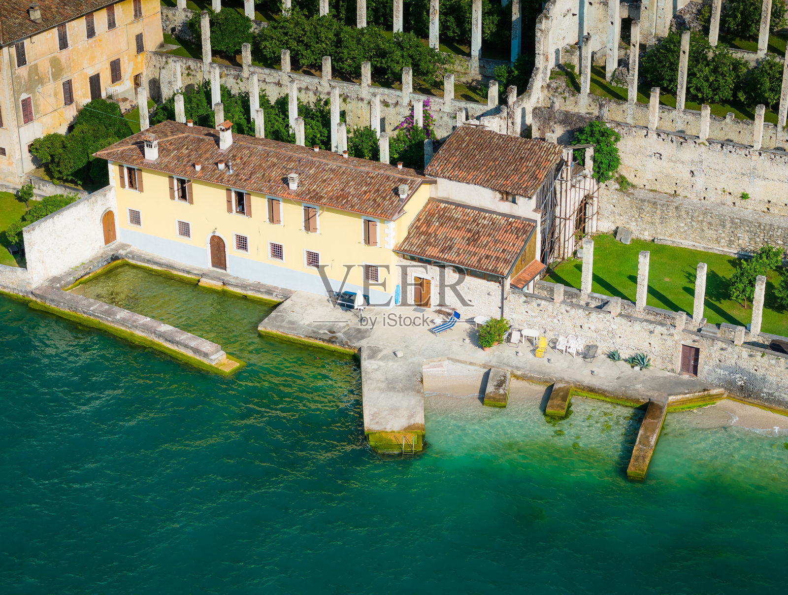 利蒙纳亚 - 加尔达湖利蒙的柠檬梯田。柠檬房的鸟瞰图照片摄影图片