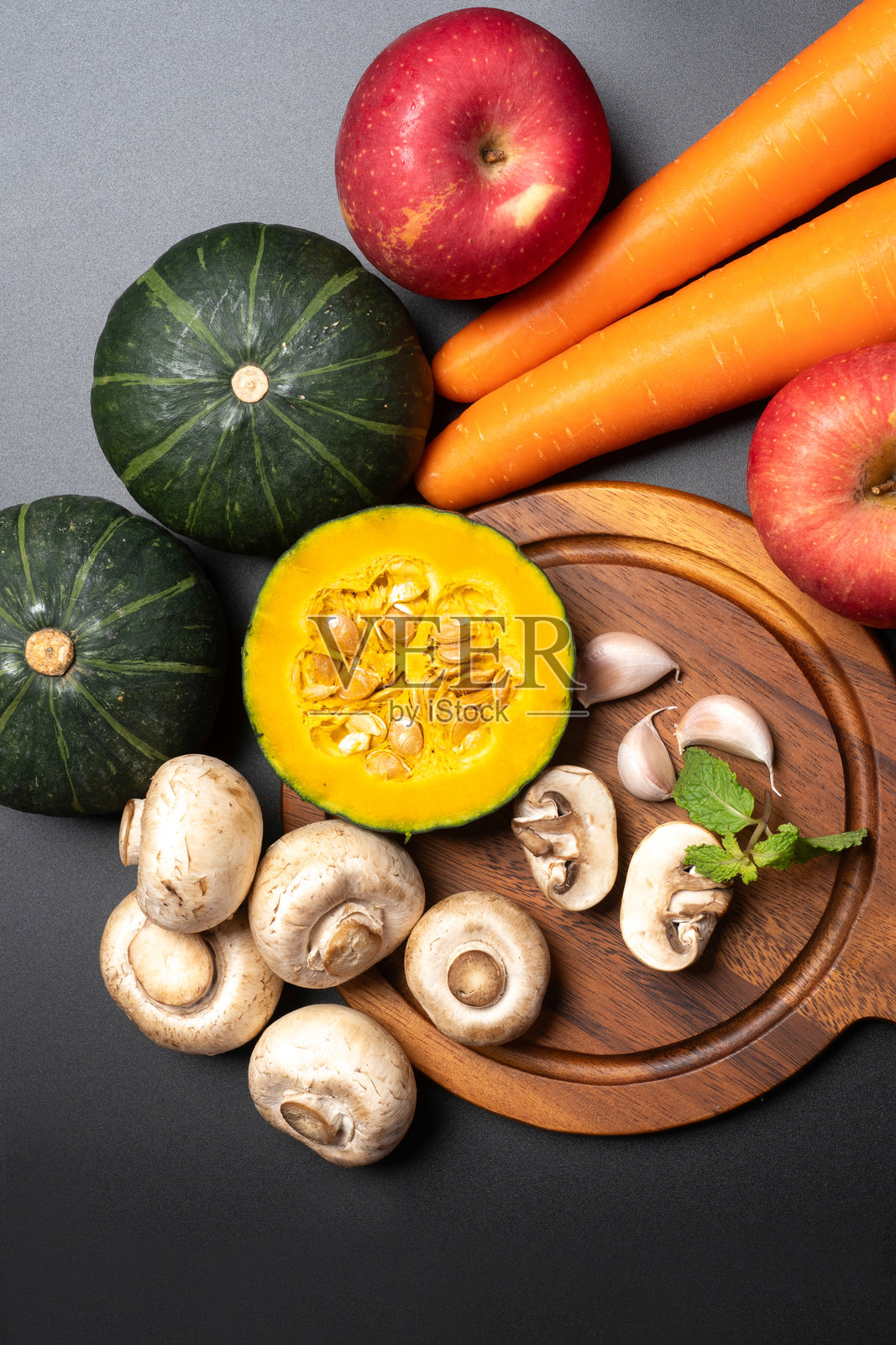 新鲜有机蔬菜和水果放在黑色背景的木砧板上照片摄影图片