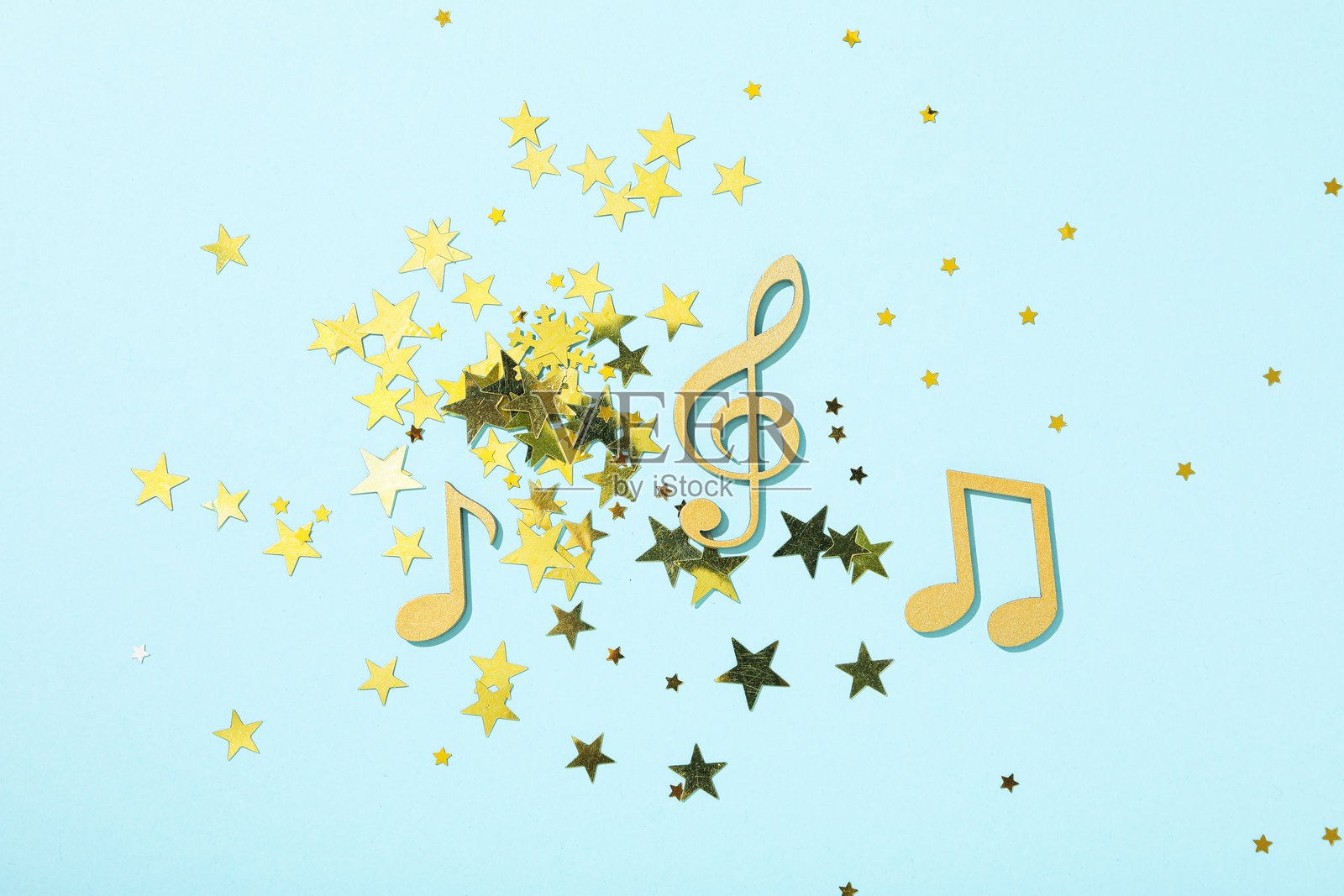 粉色时钟与卡带和键盘，置于光线下照片摄影图片