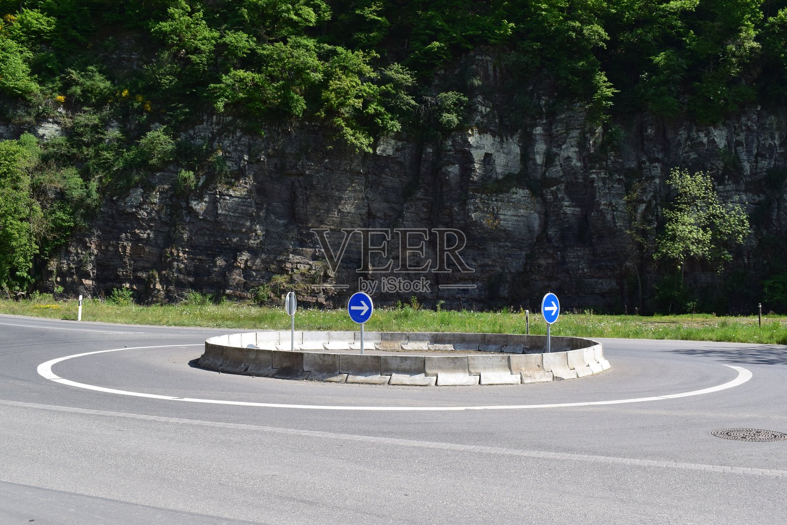 小型交通环岛照片摄影图片