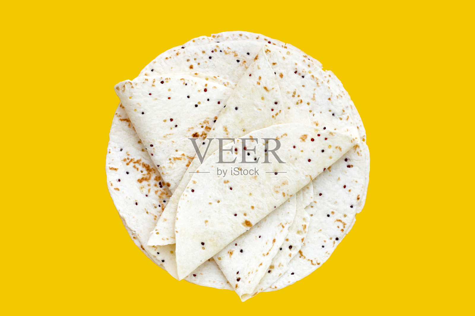 藜麦玉米饼在黄色背景上照片摄影图片