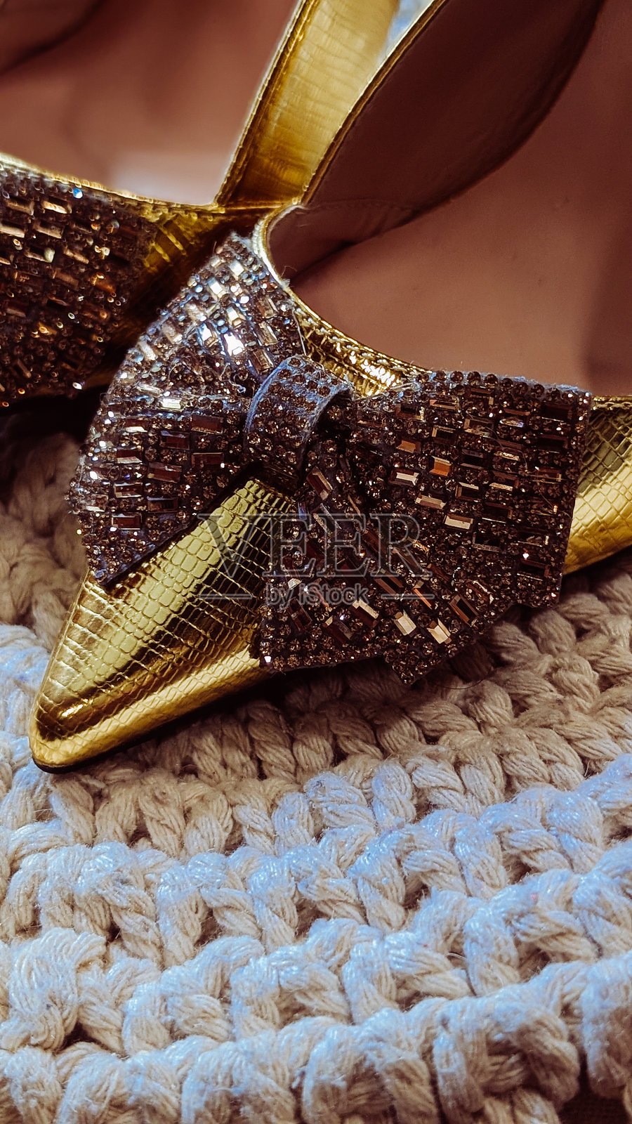 金色高跟鞋特写，配有装饰性蝴蝶结照片摄影图片