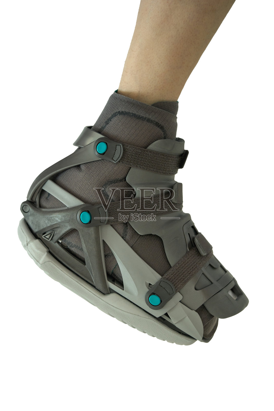 医疗矫形行走靴中的腿部。照片摄影图片