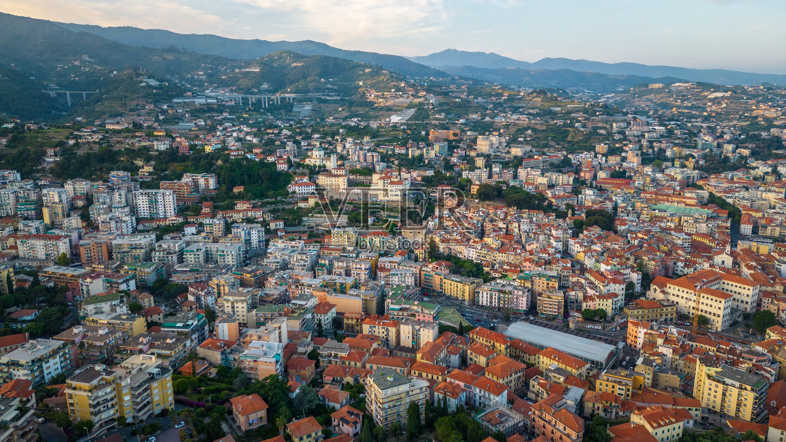 意大利圣雷莫小镇沿海岸线的鸟瞰图照片摄影图片