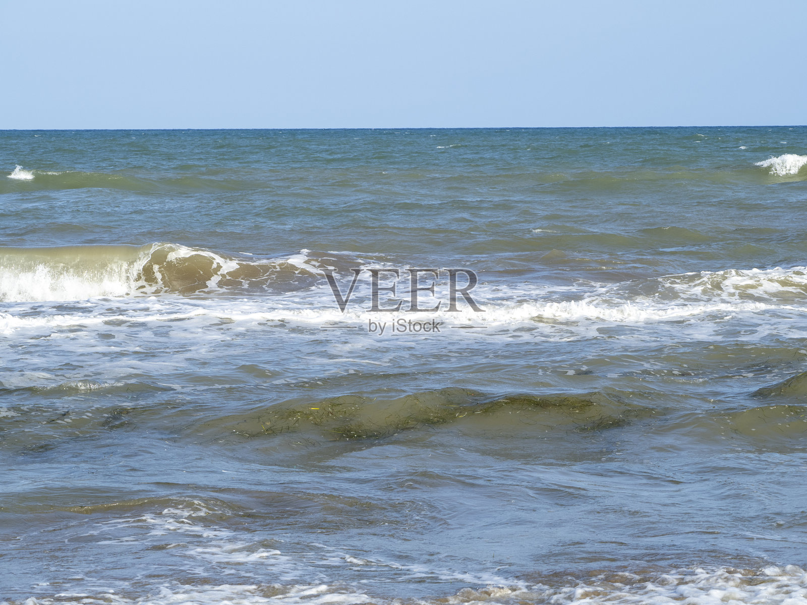 海滩上的海浪照片摄影图片