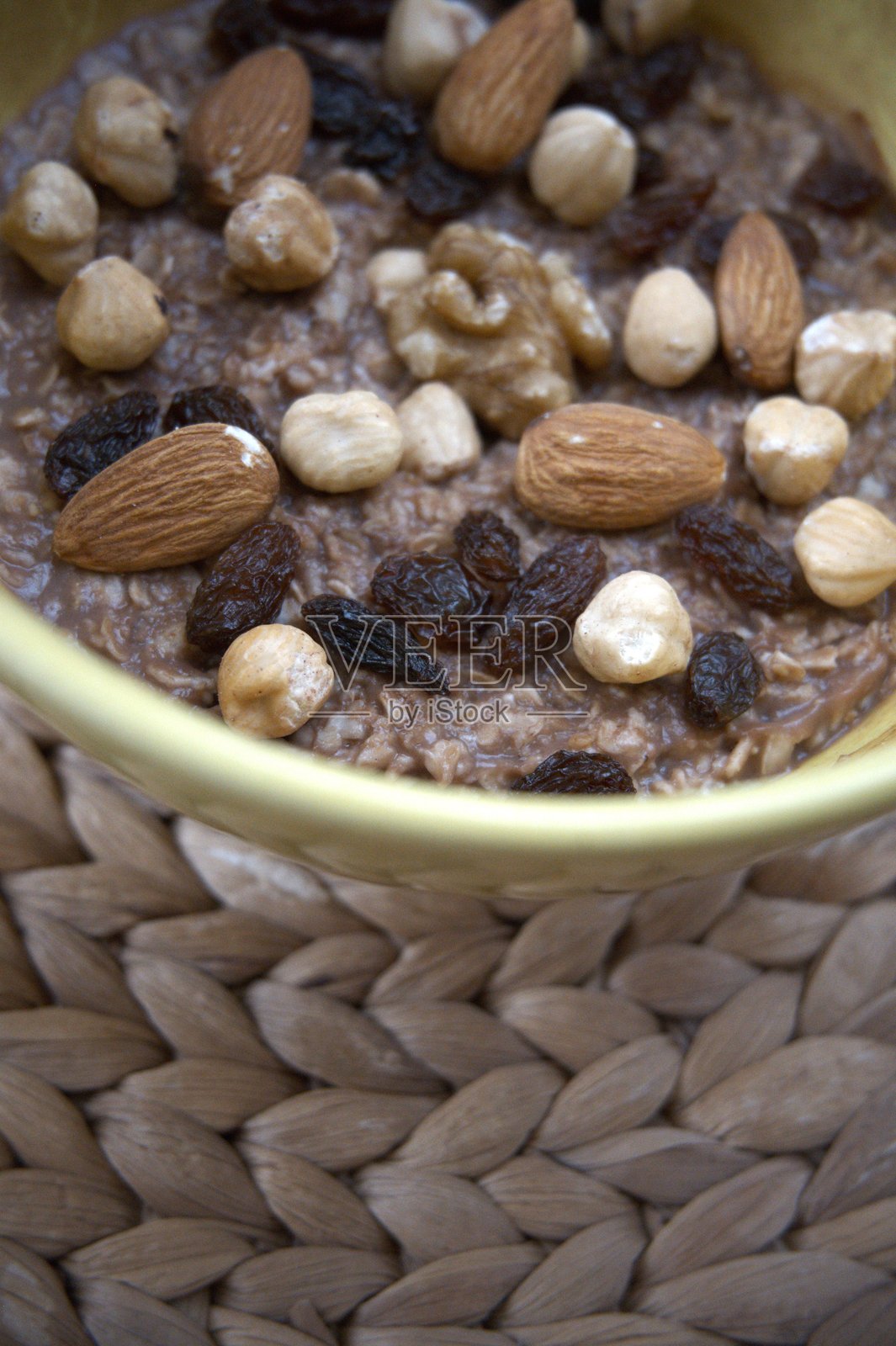 巧克力燕麦粥，配有榛子、葡萄干、杏仁和核桃照片摄影图片