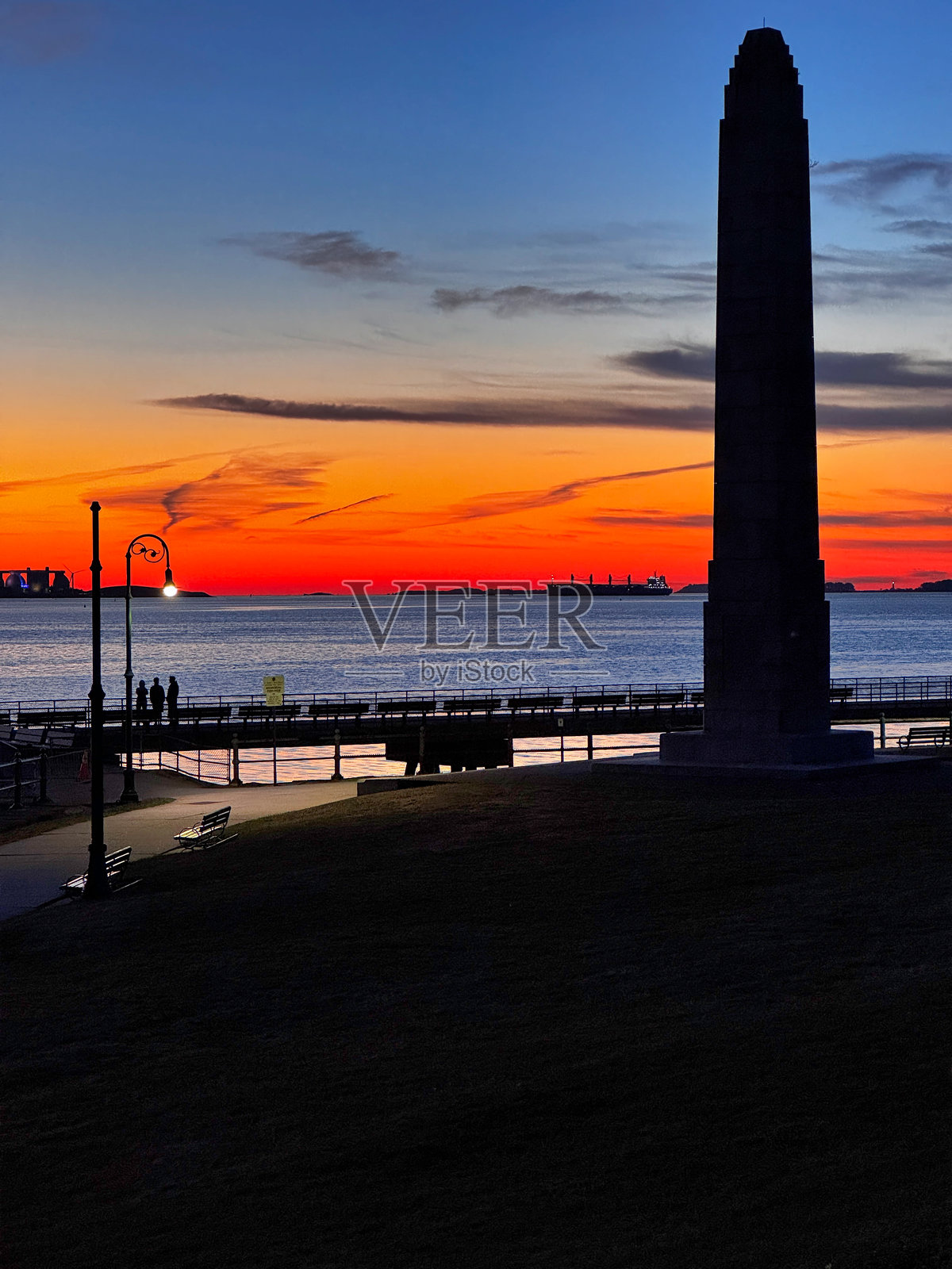 马萨诸塞州波士顿城堡岛上波士顿港的戏剧性黎明天空照片摄影图片