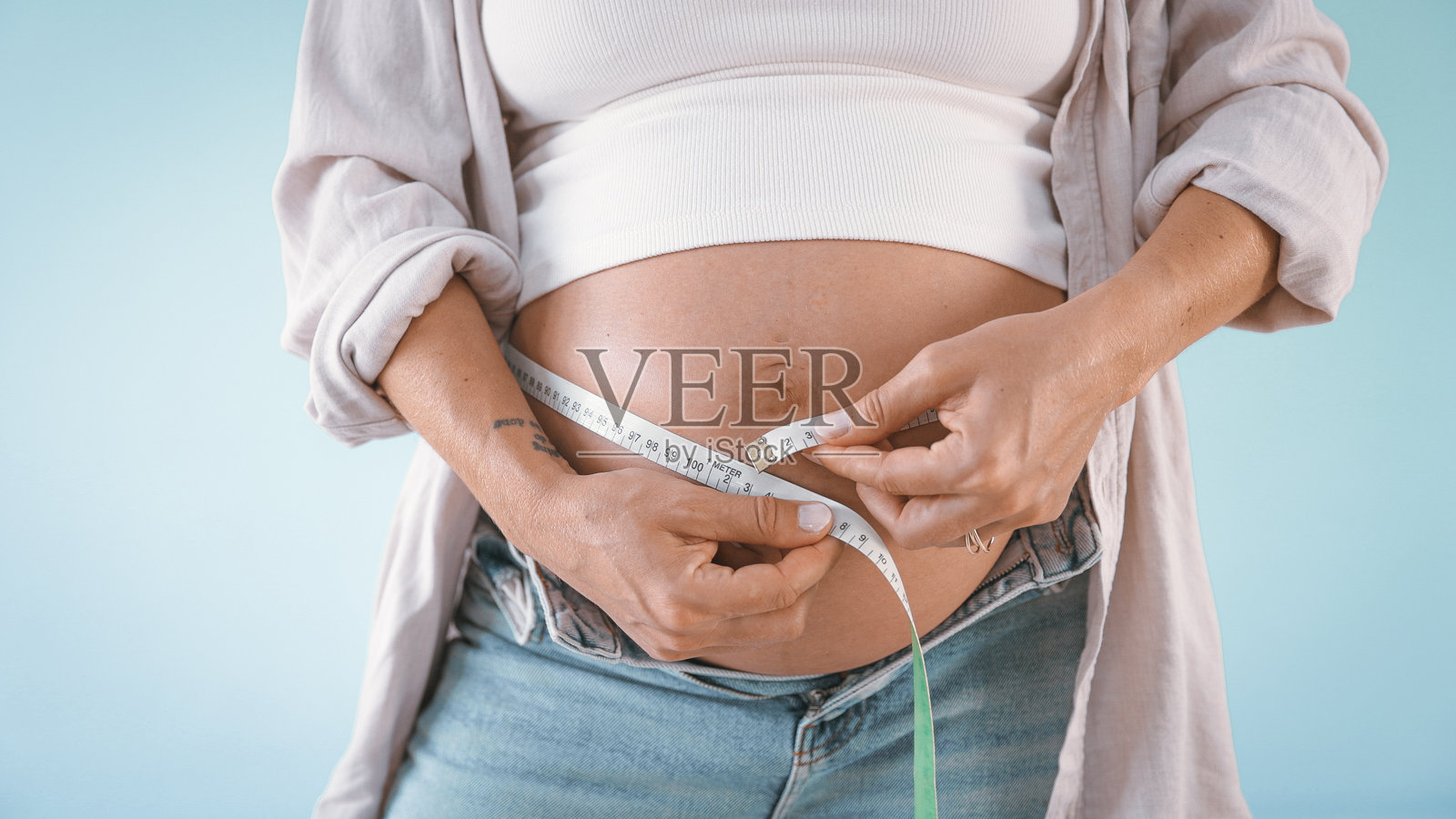 孕妇测量腹围照片摄影图片