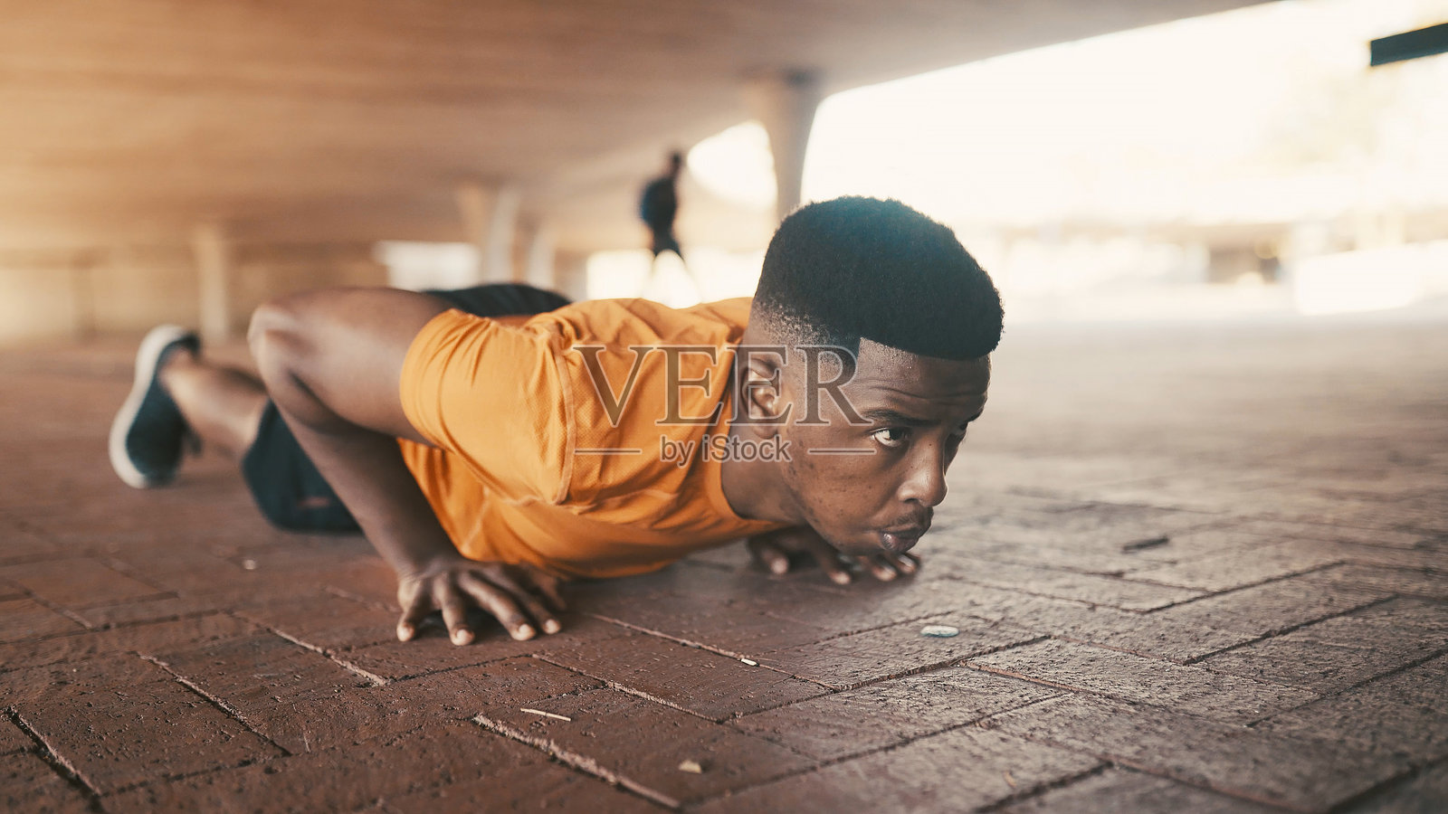 运动员，黑人男性在户外做俯卧撑，进行健身、锻炼和力量训练。男性，举重和地面运动，锻炼运动表现和身体平衡，以应对力量挑战。照片摄影图片