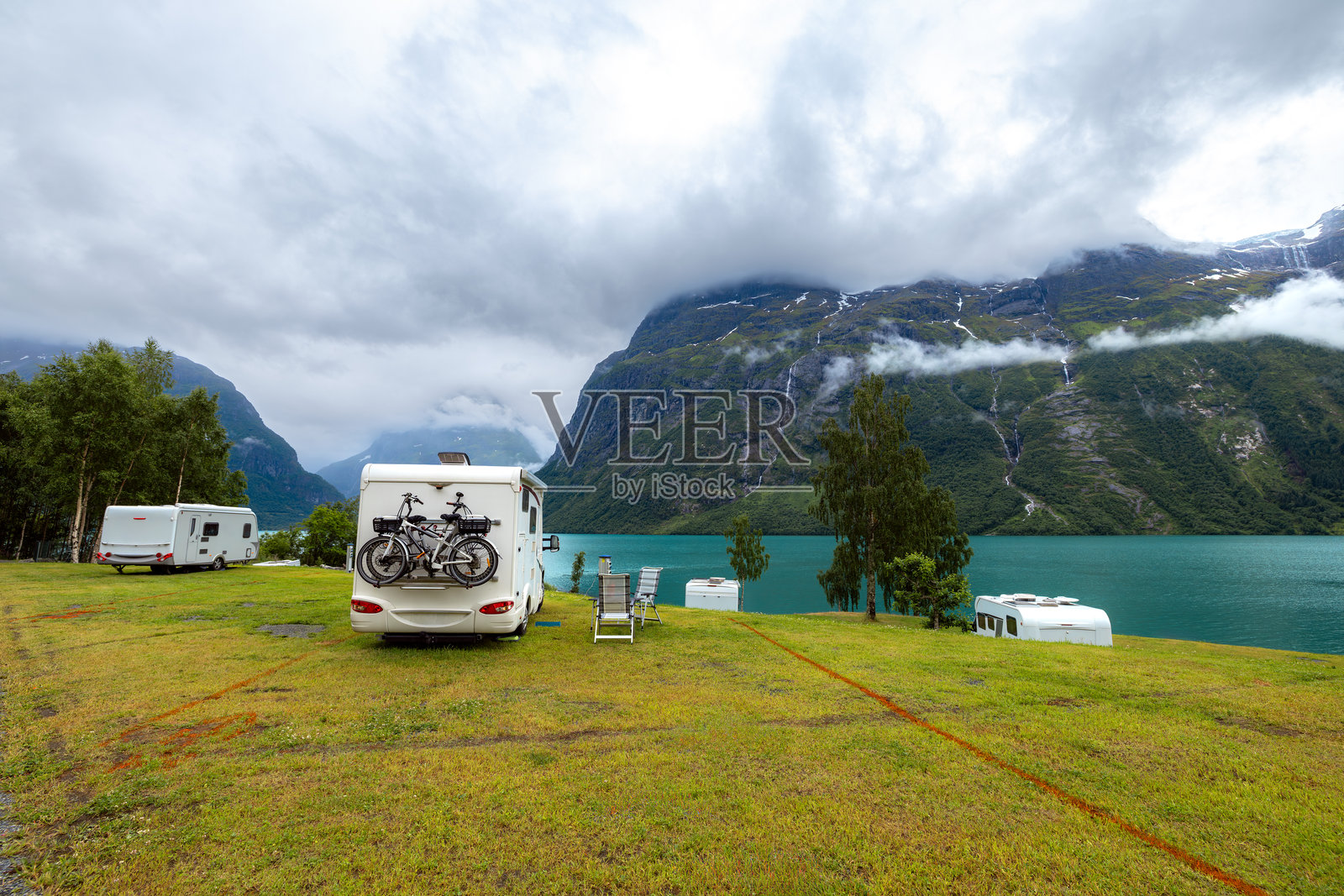 家庭度假旅行房车，摩托车假期旅行，露营车假期。挪威美丽的自然风光。照片摄影图片