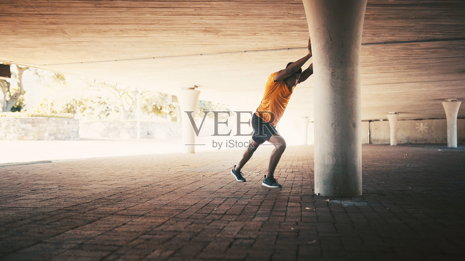 黑人男性在城市中拉伸以进行健身热身，为有氧运动做准备。非洲人，城市空间，运动员为户外锻炼或活动做好准备。照片摄影图片