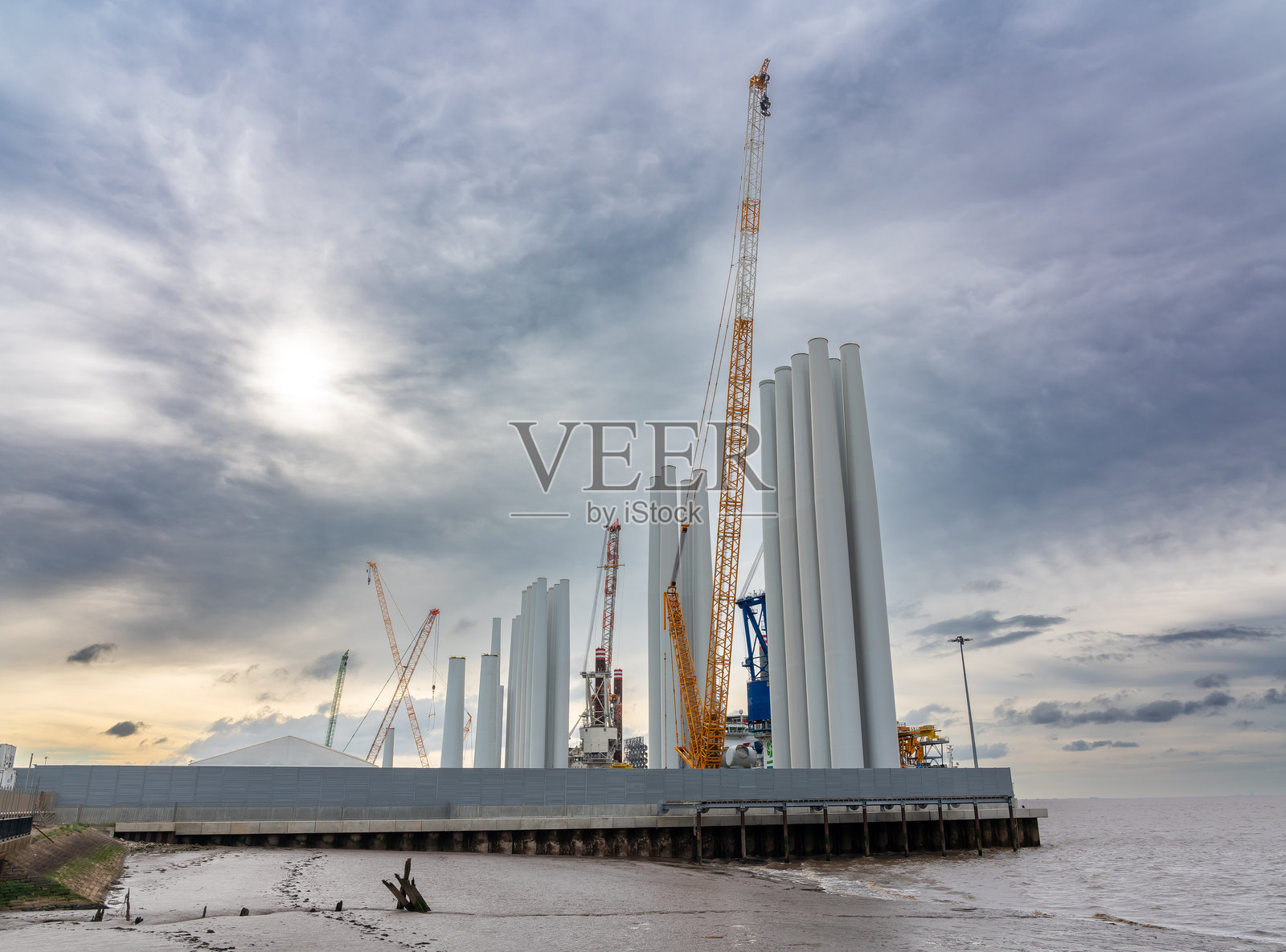 风力涡轮机组件和起重机在生产设施，赫尔，亨伯赛德，英格兰，英国照片摄影图片