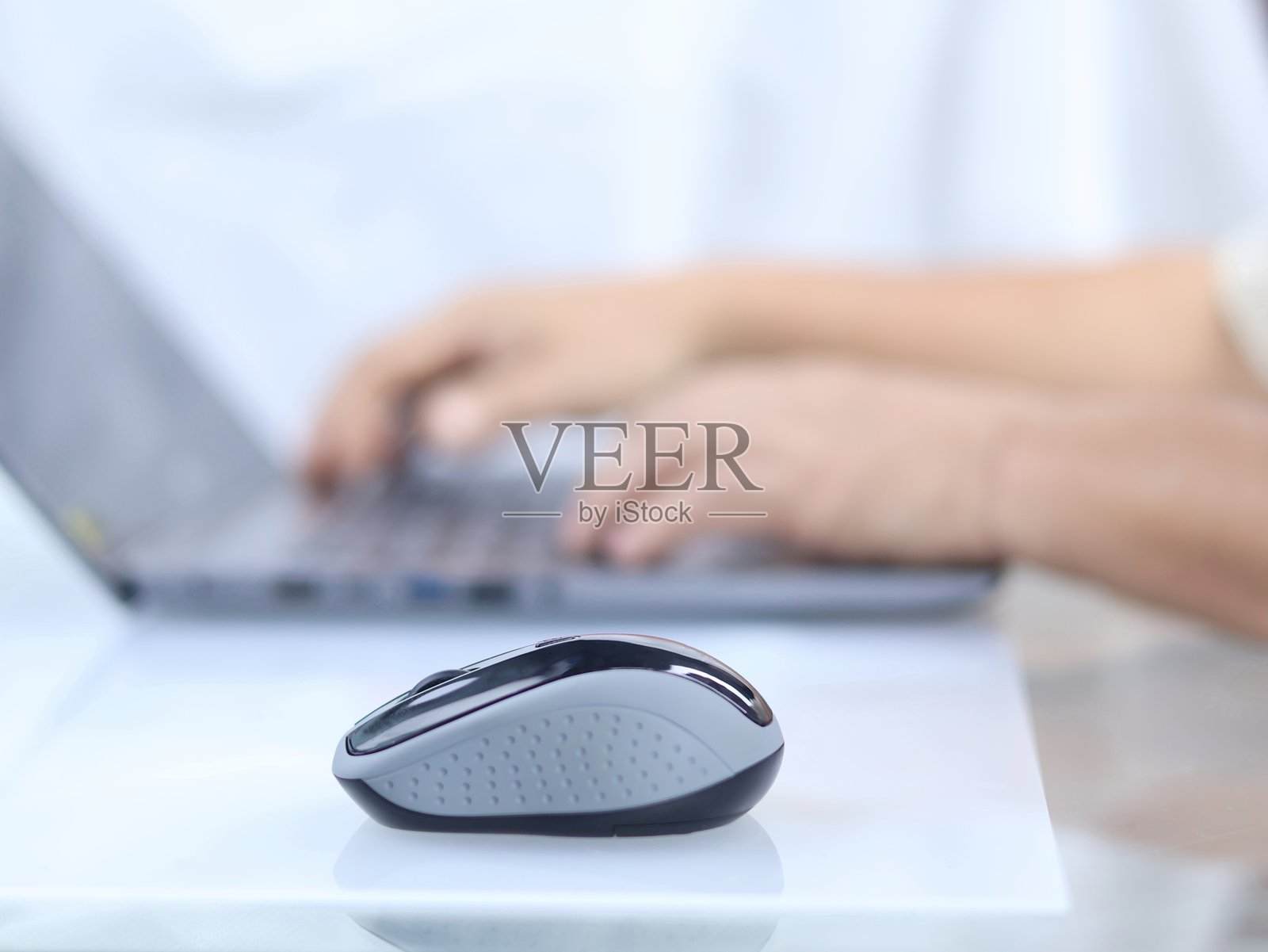 图像展示了一款Anitech W214无线鼠标，这是一款专为计算机使用设计的无线光学鼠标。照片摄影图片