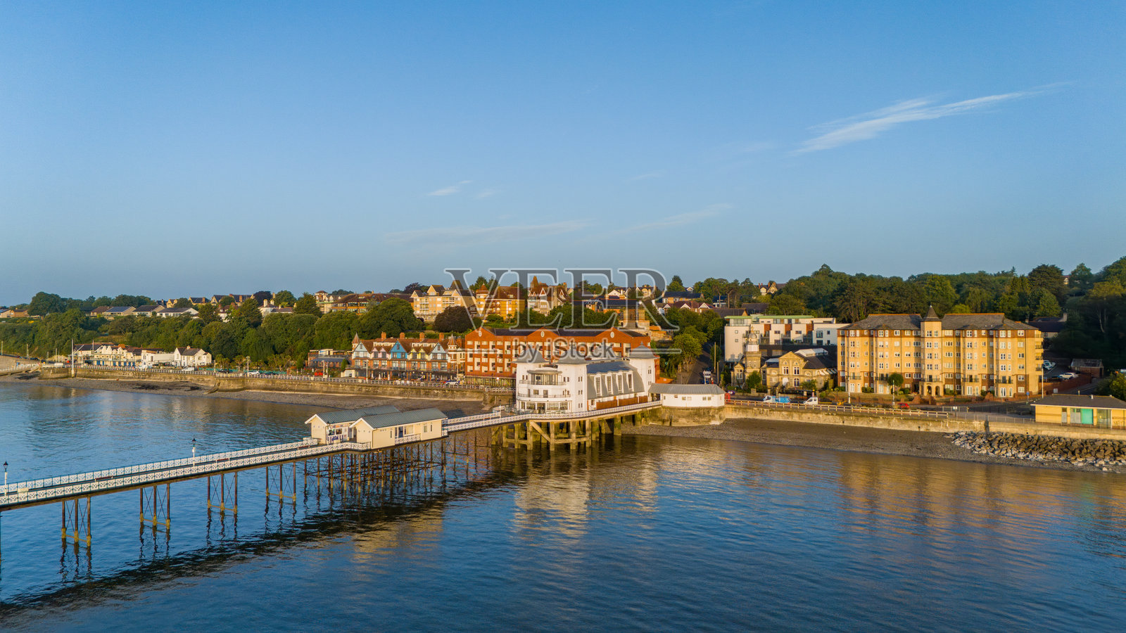 布里斯托尔海峡日出航拍照片，俯瞰佩纳斯码头照片摄影图片
