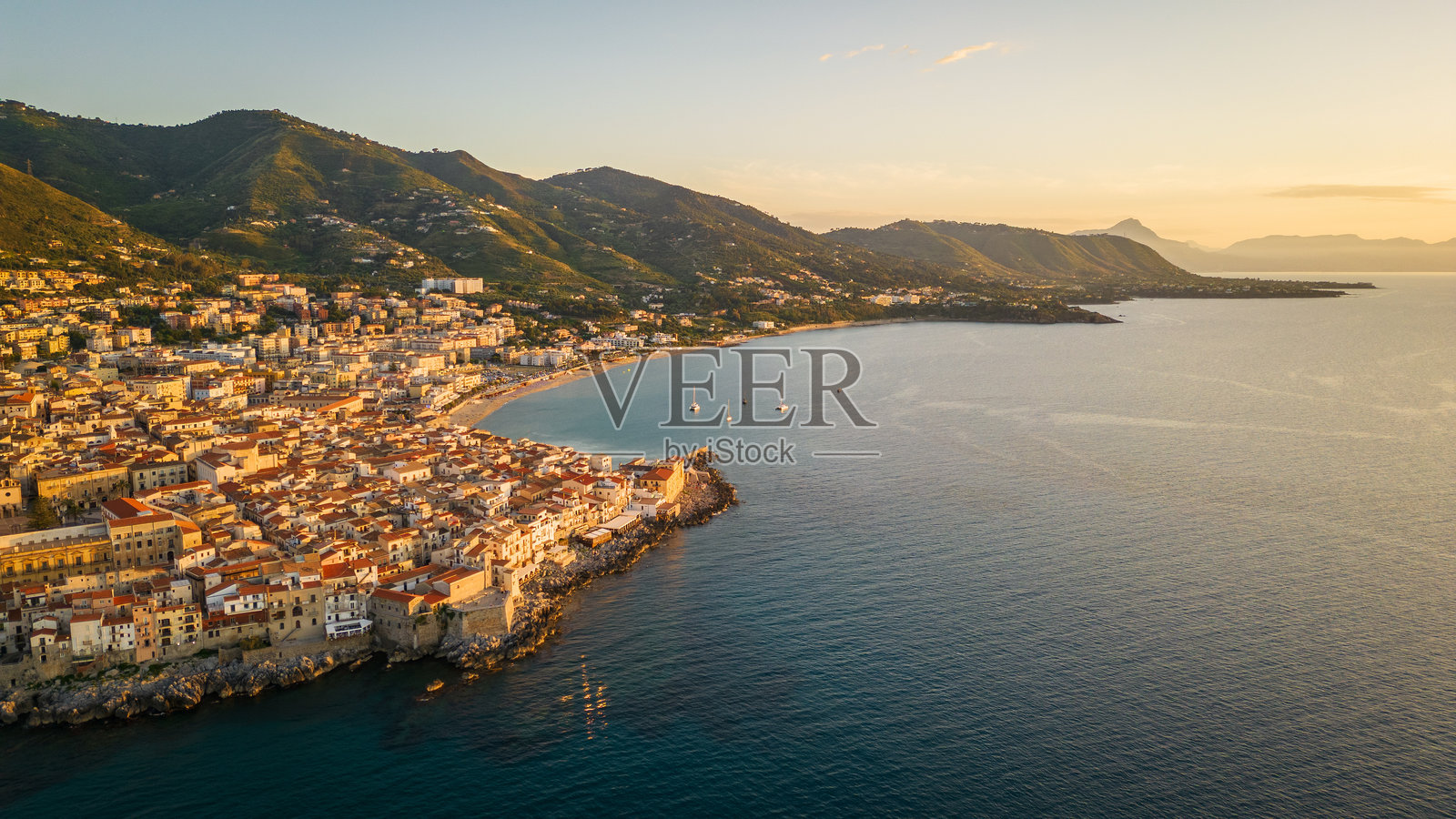 西西里岛切法卢的无人机航拍画面，金色日落时分。照片摄影图片