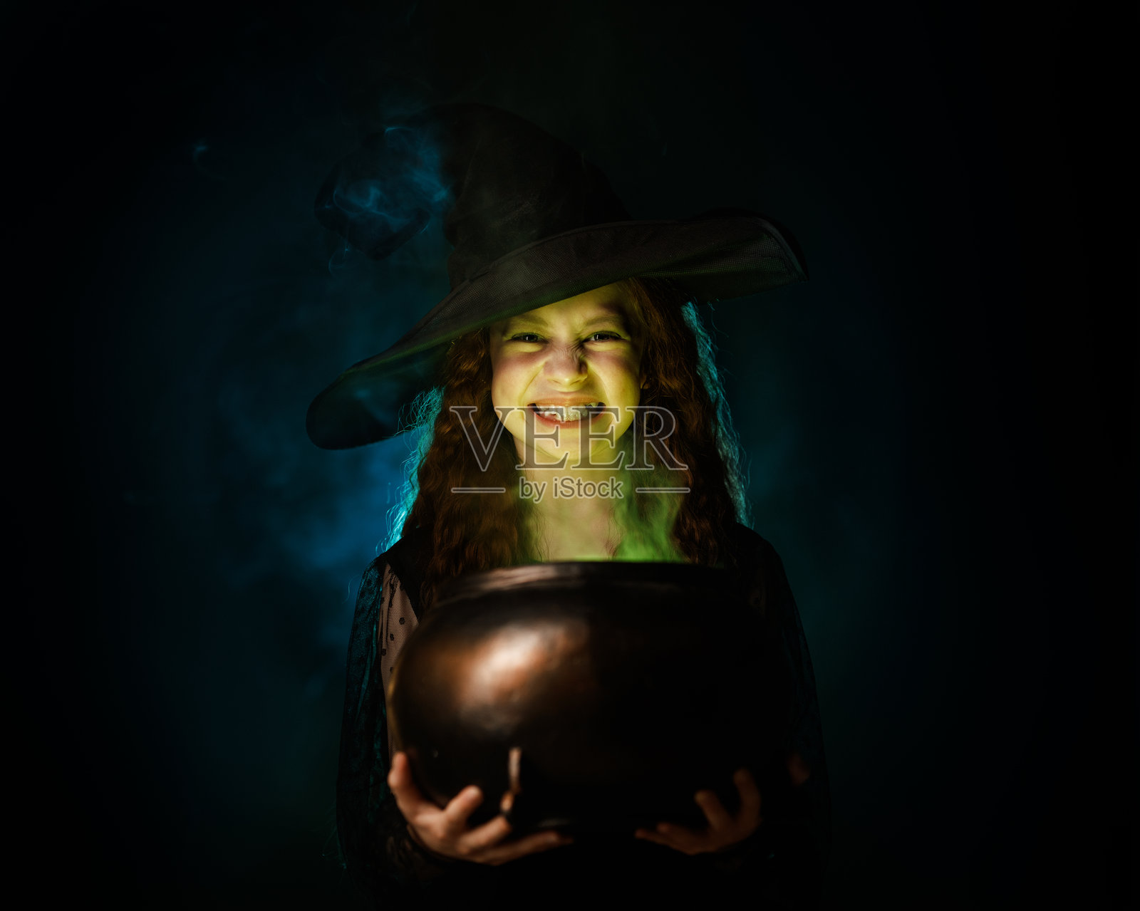 女孩在庆祝万圣节照片摄影图片