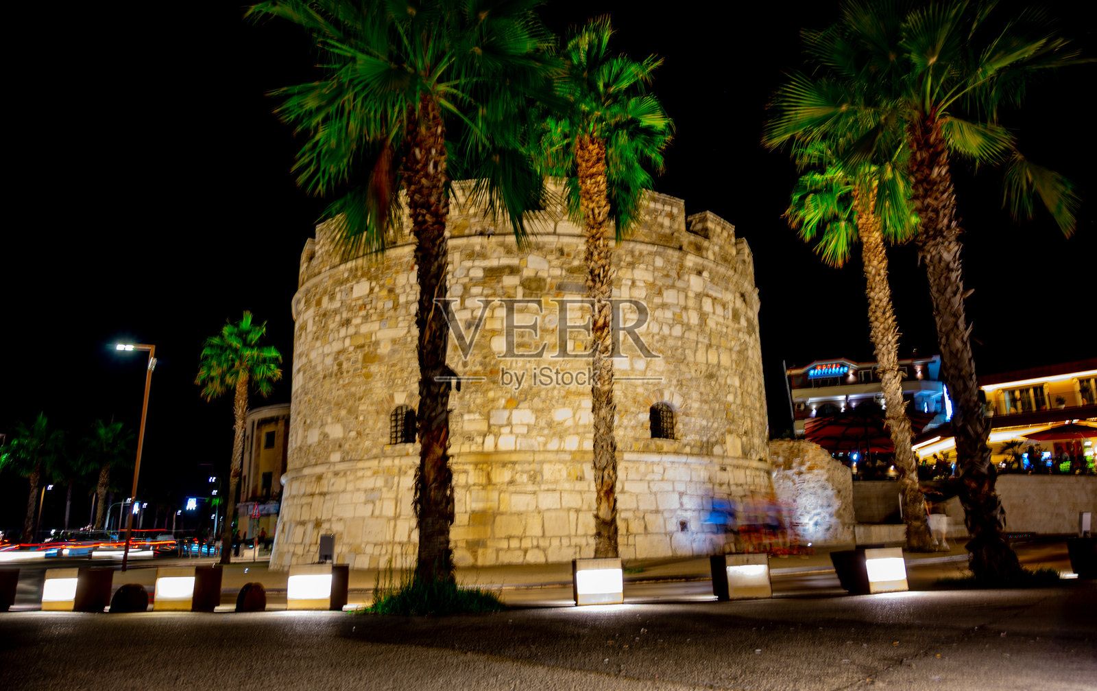 阿尔巴尼亚杜勒斯的夜间街景，带有运动模糊和光轨照片摄影图片