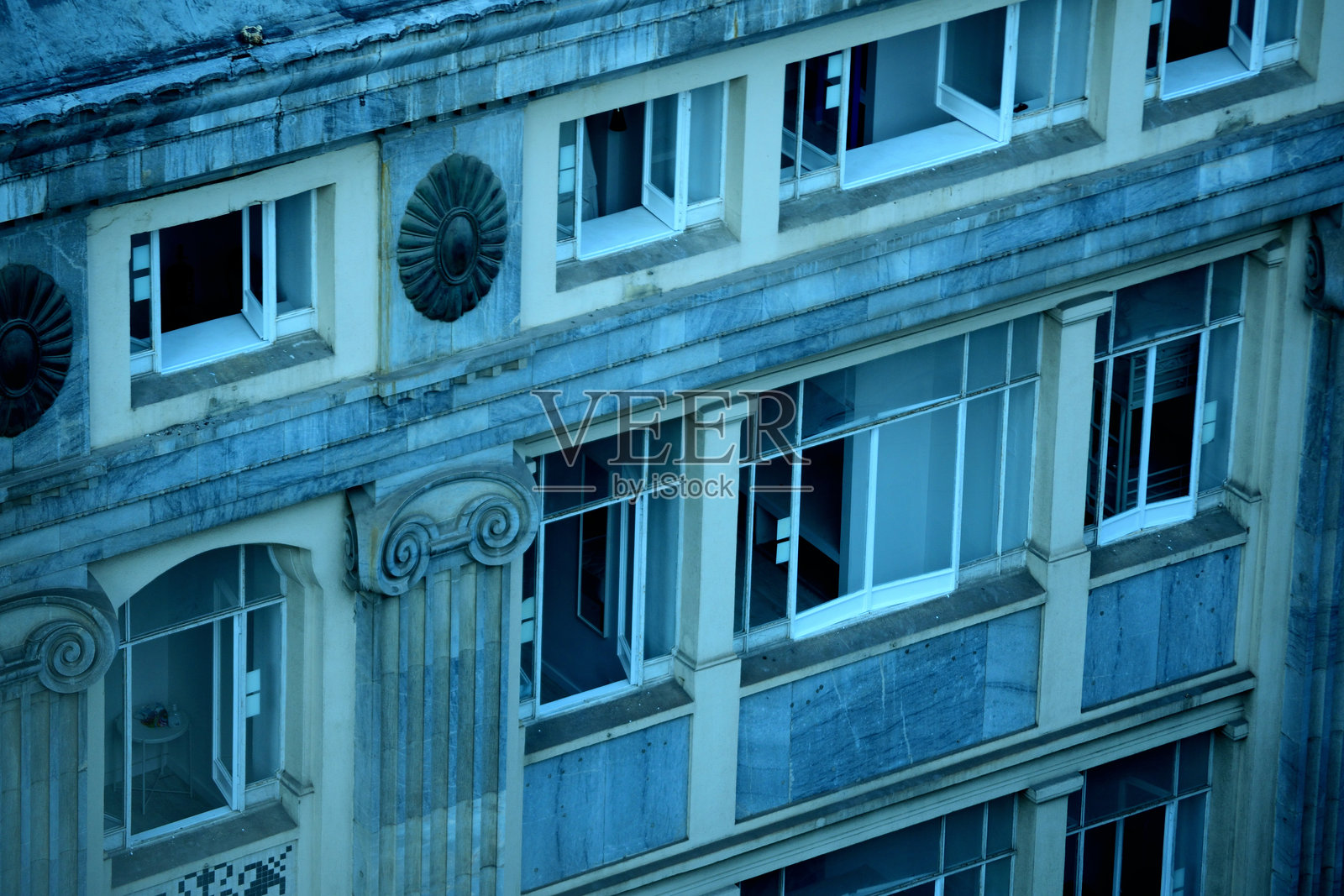 里斯本一座古老的灰色建筑及其窗户照片摄影图片