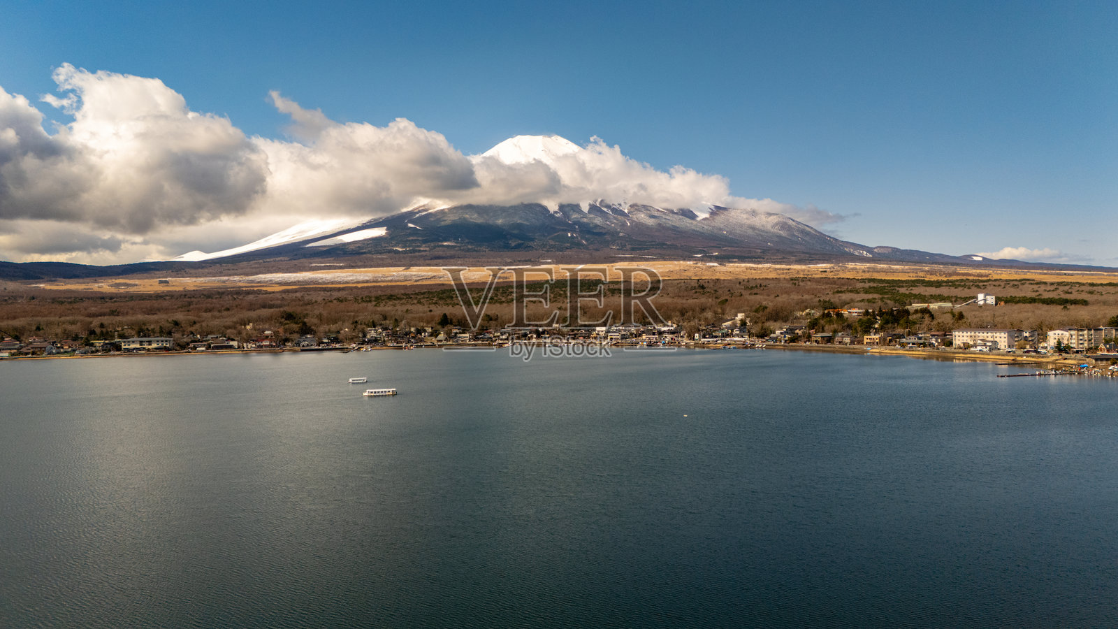 富士山和山中湖的无人机视角照片摄影图片