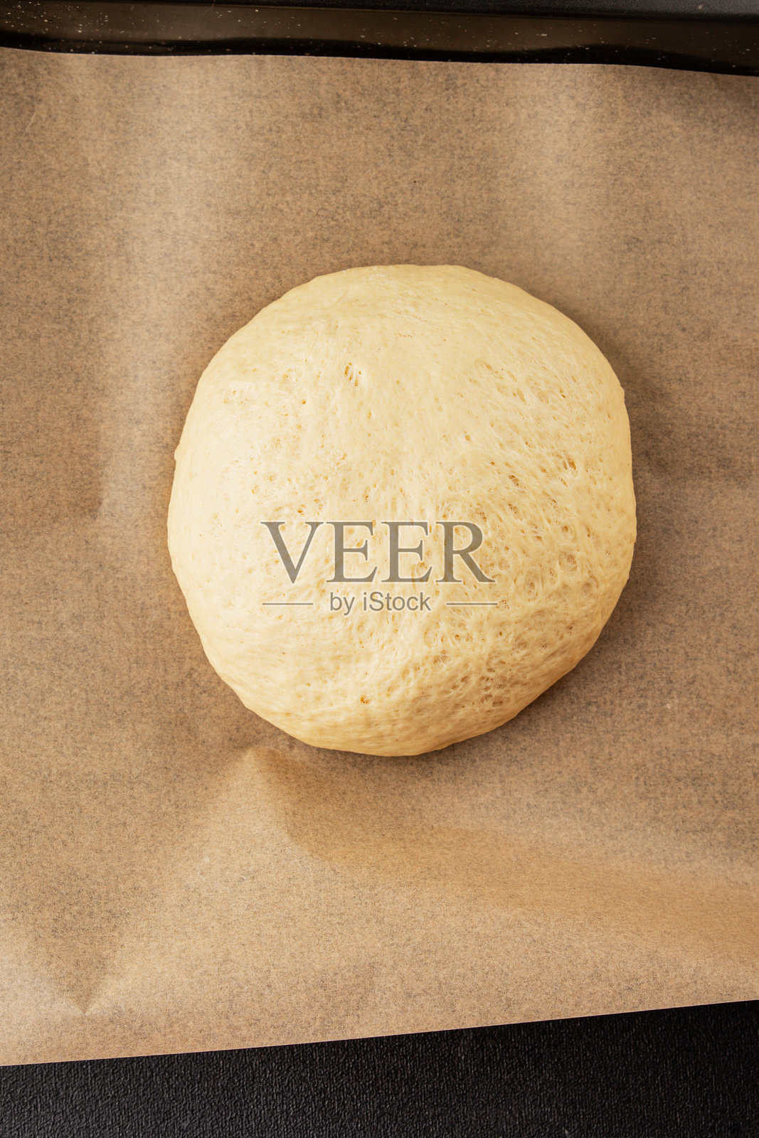 生面团、干酵母、面粉和水，鲜美可口的小吃，桌面上的美食背景，乡村风格的食物俯视图，留白空间。照片摄影图片