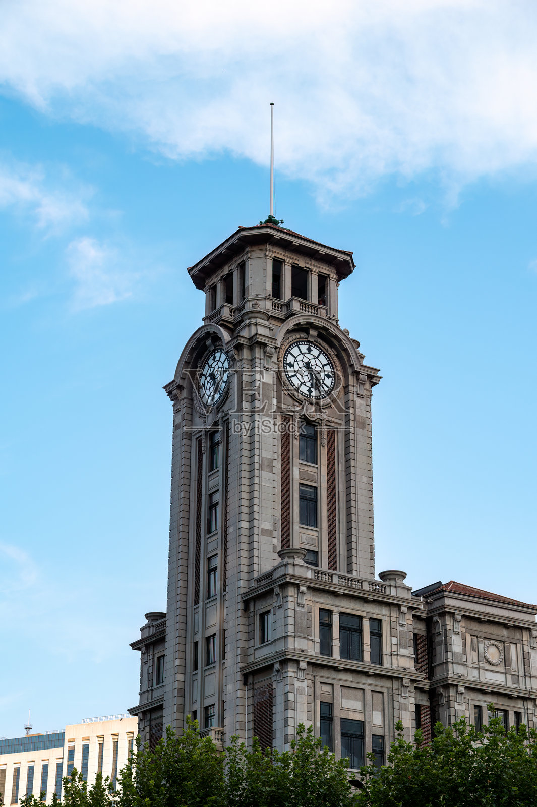 上海的古典风格钟楼建筑照片摄影图片