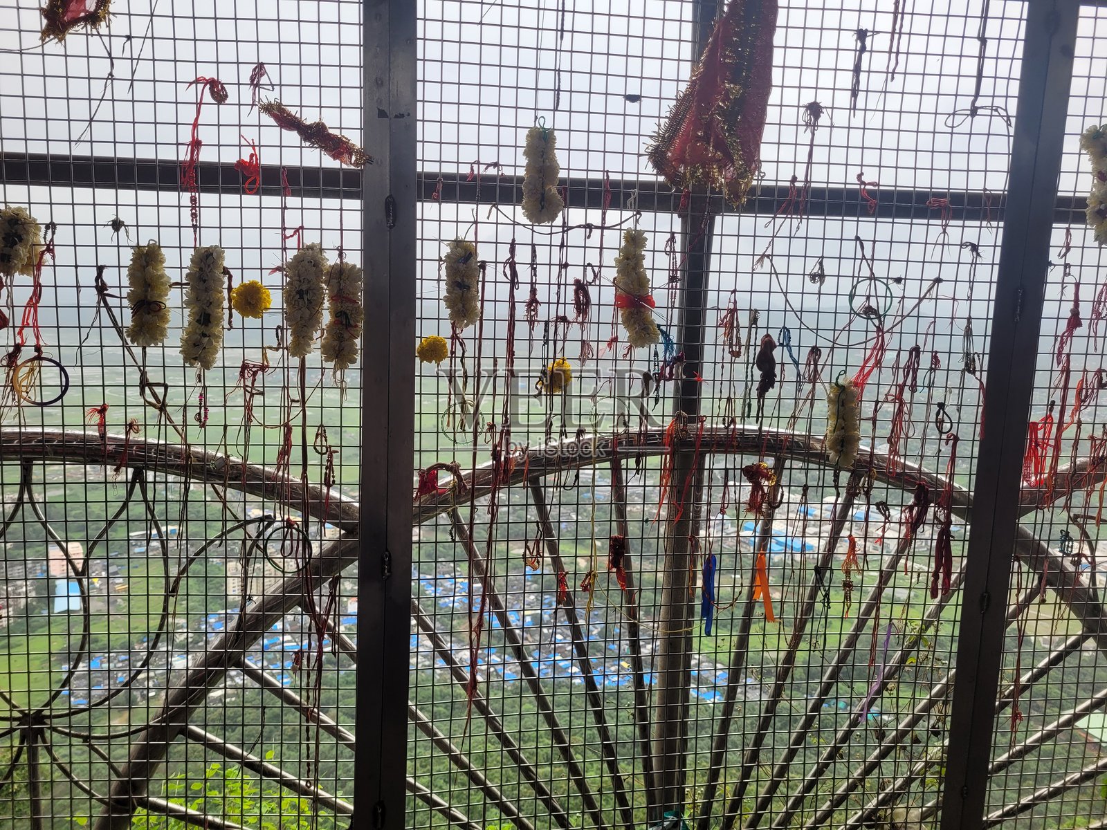 一束神圣的印度教线香供品在宗教寺庙中照片摄影图片