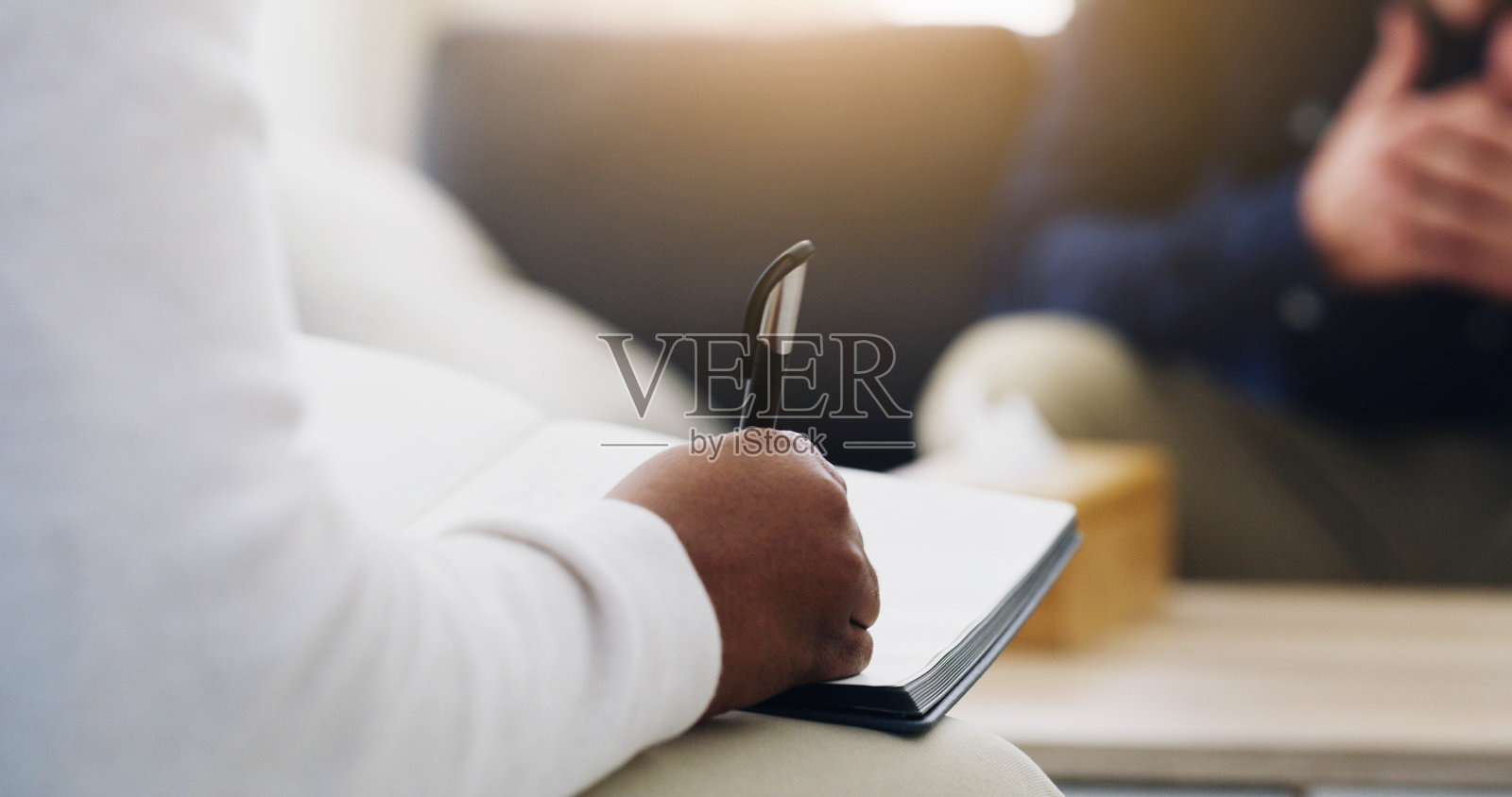 写作、治疗和男性在心理健康咨询会议中的手，进行评估和支持。患者报告、心理学家诊断和治疗计划，办公室里的人们进行康复。照片摄影图片