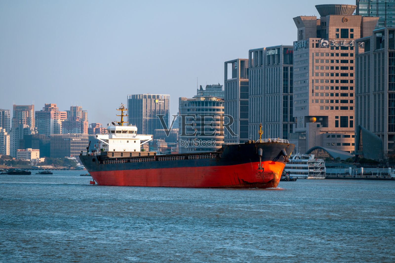 上海黄浦江上的货船照片摄影图片