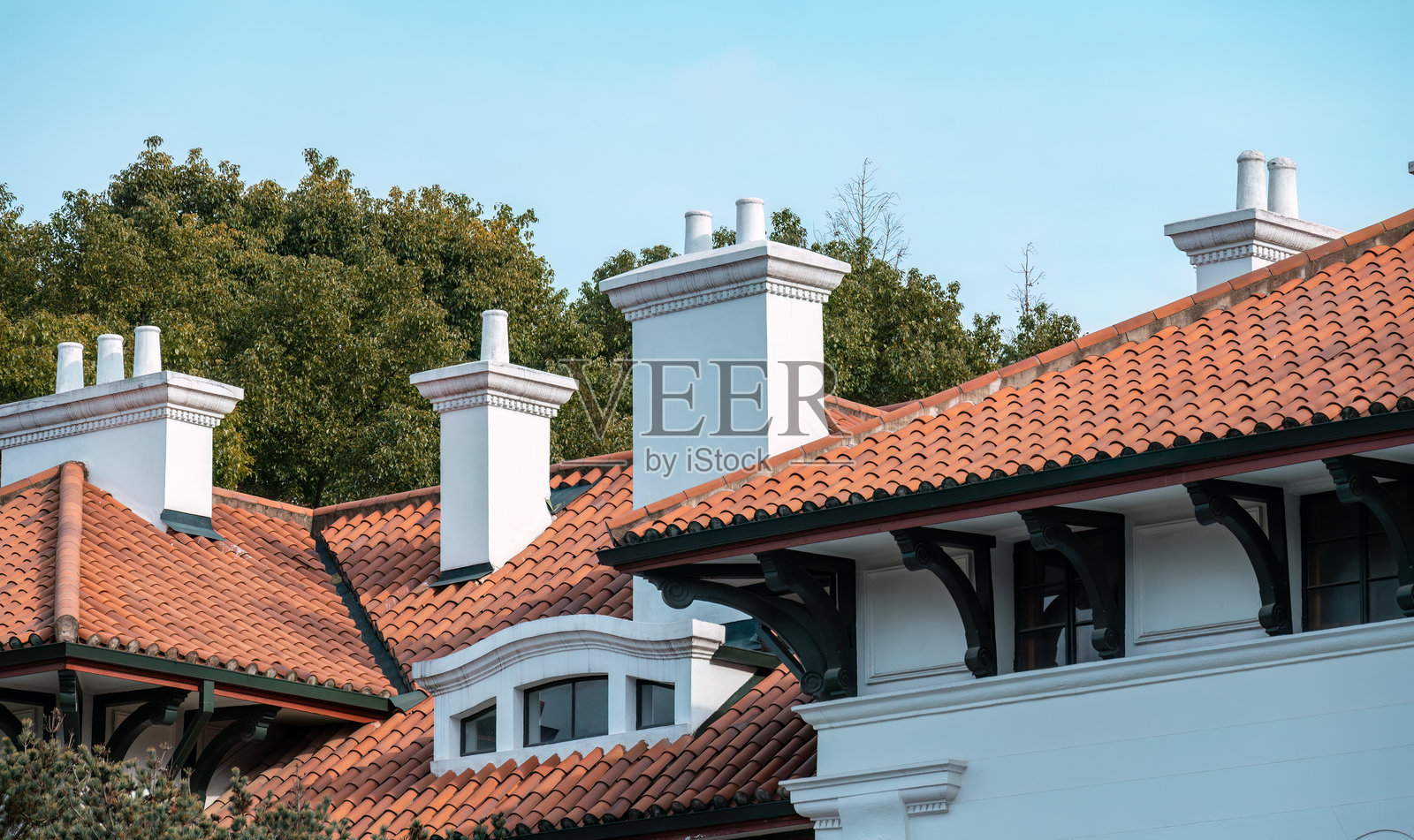 别墅的黄色瓦檐照片摄影图片