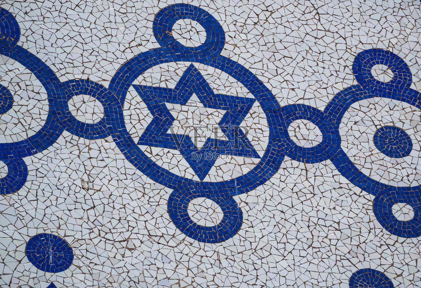 西班牙巴塞罗那 - 2023年5月1日：巴塞罗那斗牛场的华丽外立面 - 新摩尔风格建筑，白色和蓝色瓷砖图案照片摄影图片