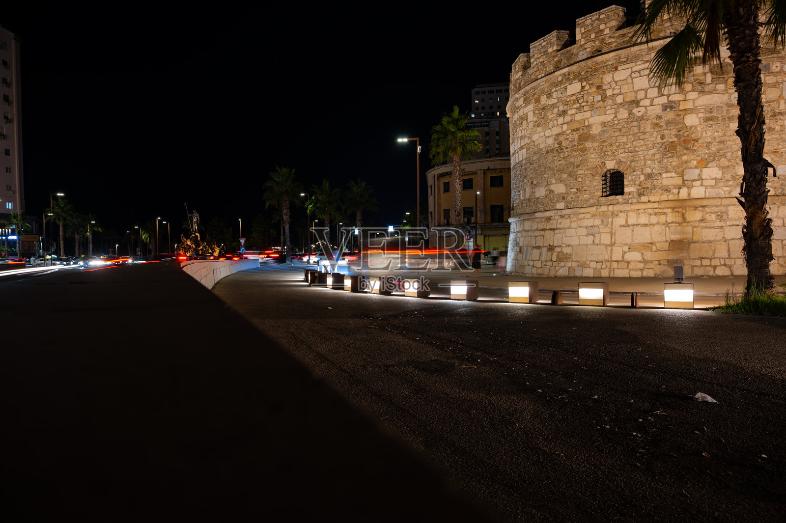 阿尔巴尼亚杜勒斯的夜间街景，带有运动模糊和光轨照片摄影图片