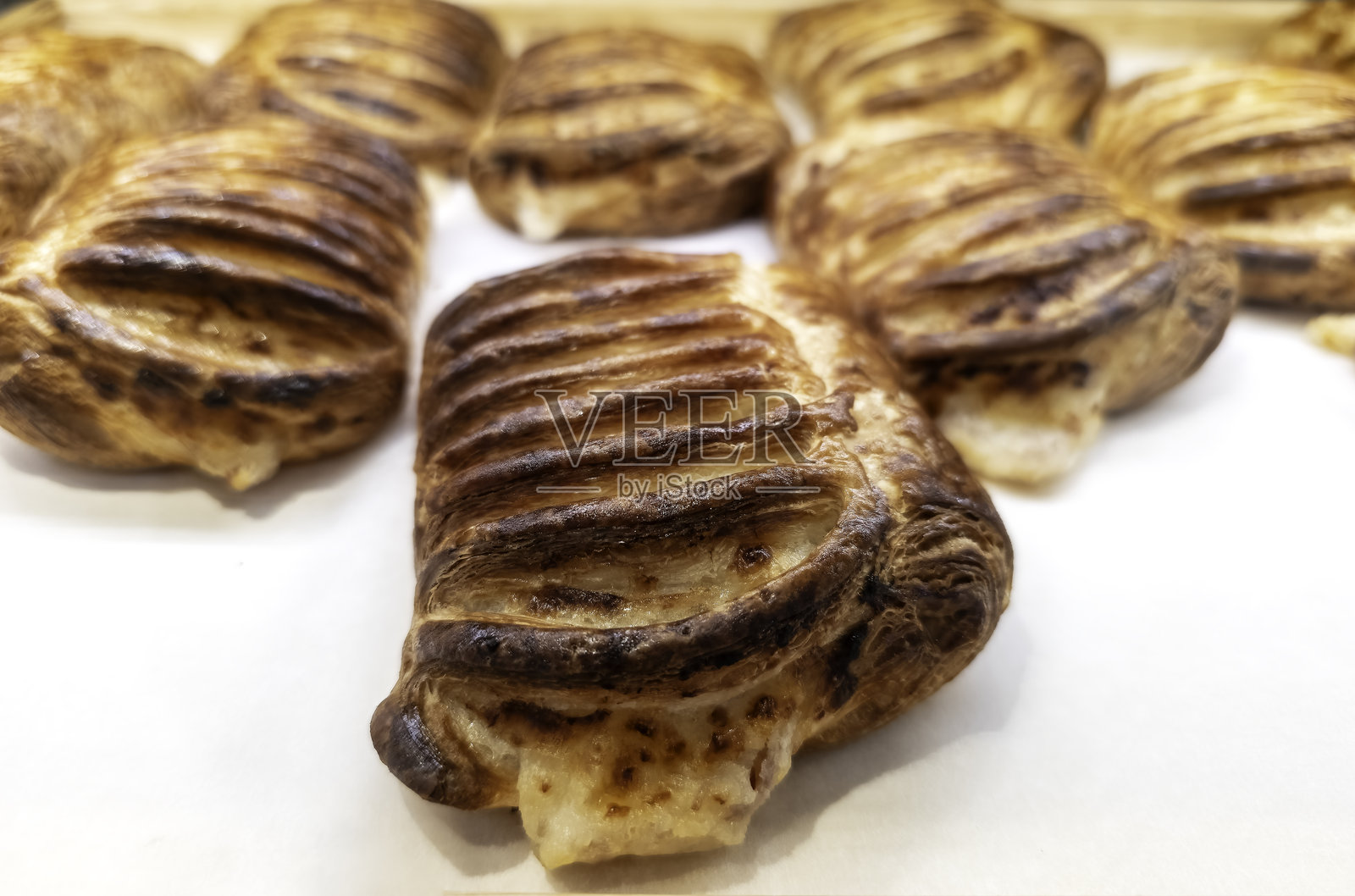 填充的泡芙酥皮蛋糕照片摄影图片