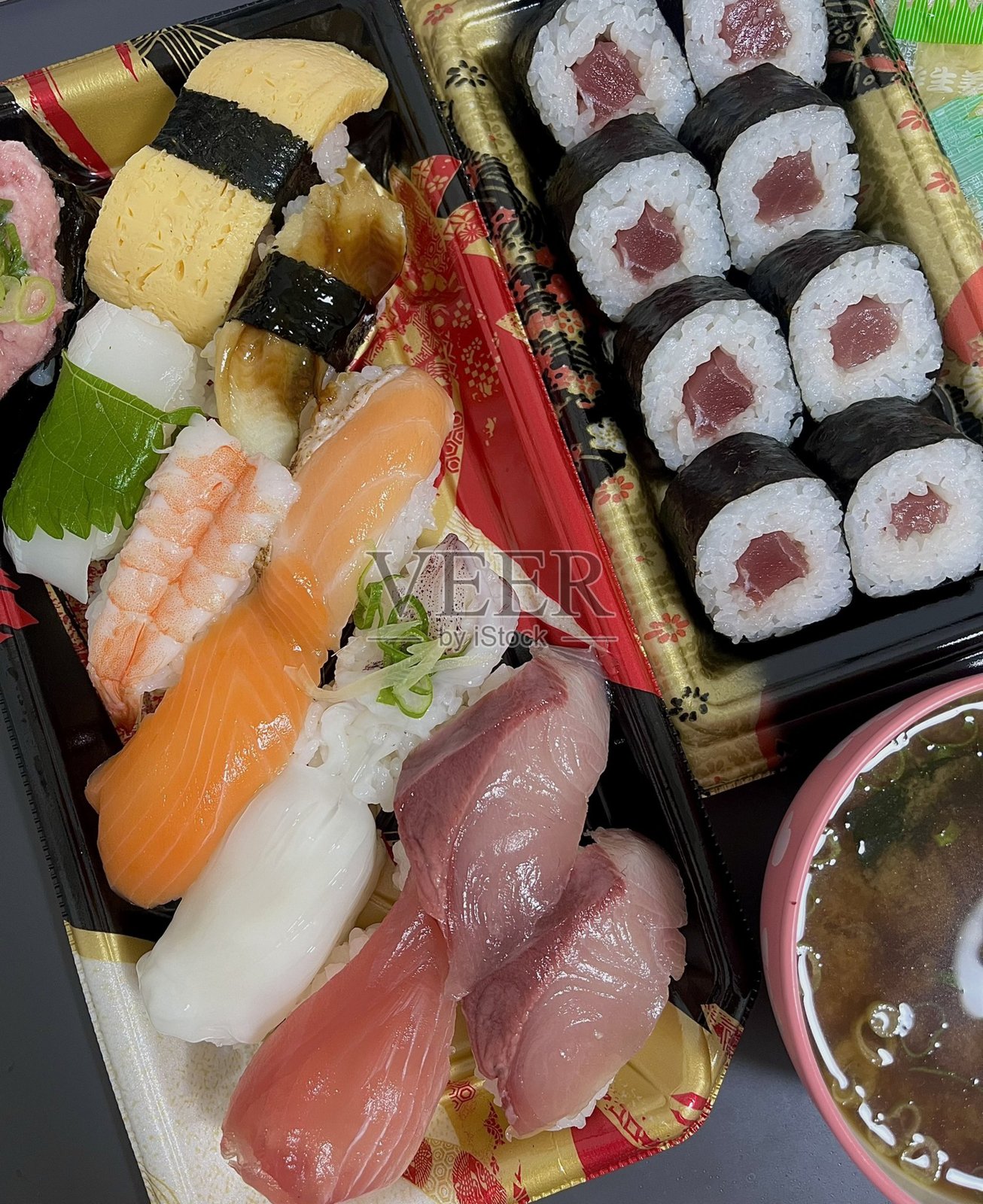 一盘新鲜寿司，艺术般地摆放着各种配料和鲜艳的色彩。这道传统的日本菜肴结合了醋饭、海鲜和蔬菜，为您带来独特的体验。照片摄影图片