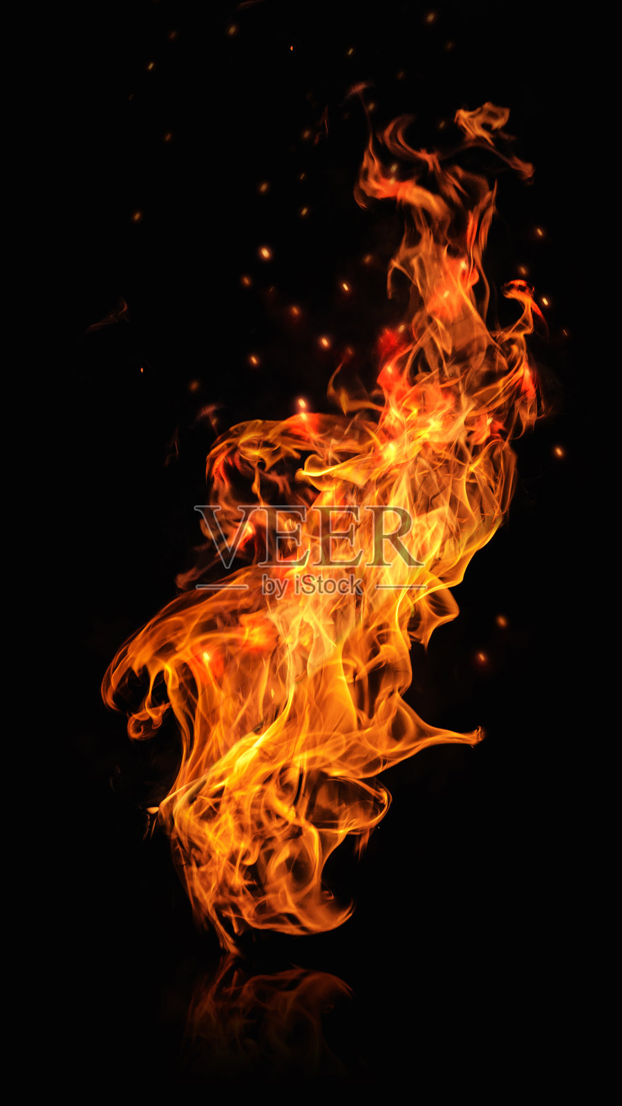 戏剧性的红色、橙色、黄色火焰和烟雾在黑暗背景上升起。逼真、抽象的火焰燃烧背景纹理叠加。生动而炽热的地狱或熊熊烈火壁纸。照片摄影图片