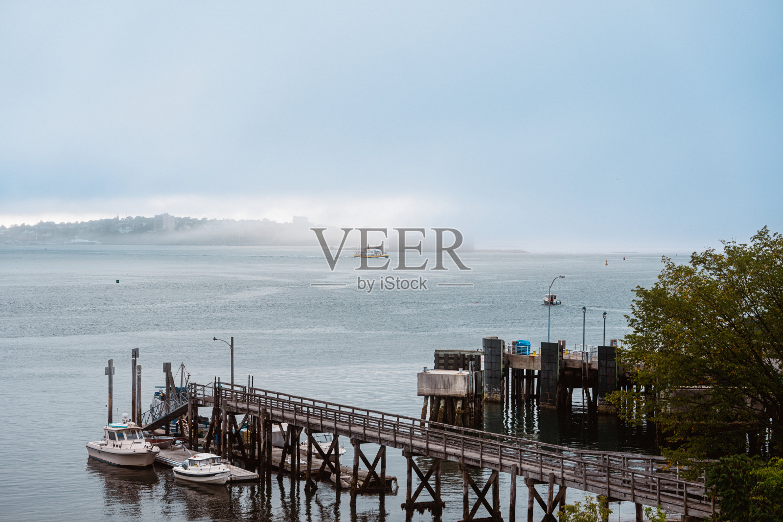 停靠在峰岛的船只，远眺缅因州波特兰照片摄影图片