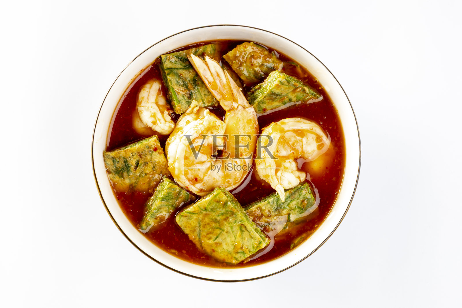 白色背景上的虾酸汤配刺槐（Cha-om）照片摄影图片