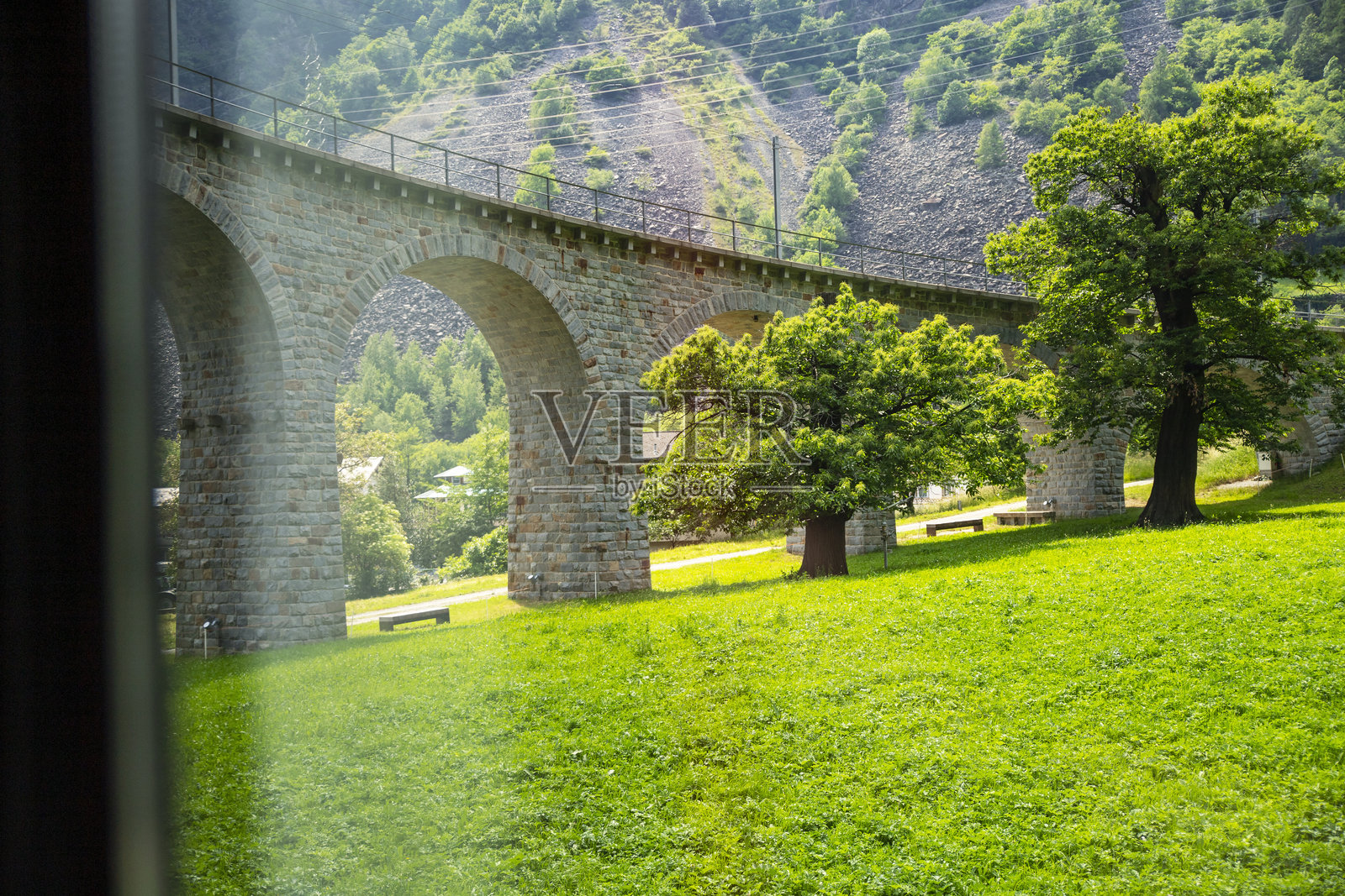 瑞士阿尔卑斯山铁路桥照片摄影图片