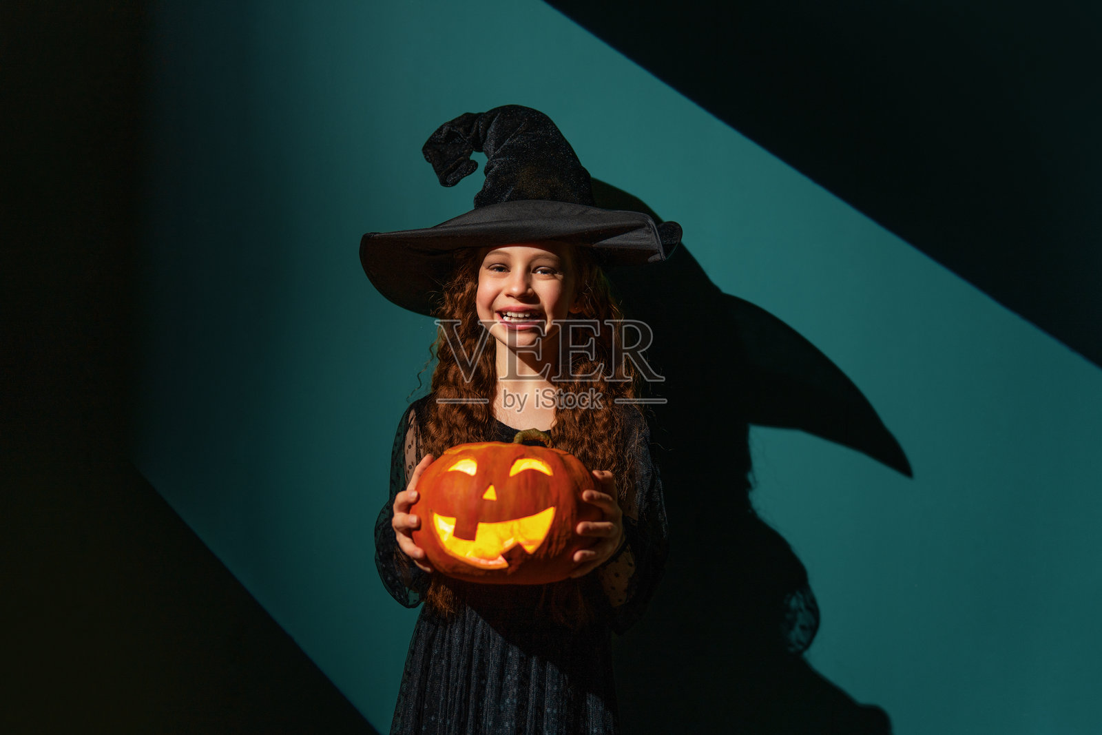 女孩与万圣节南瓜照片摄影图片