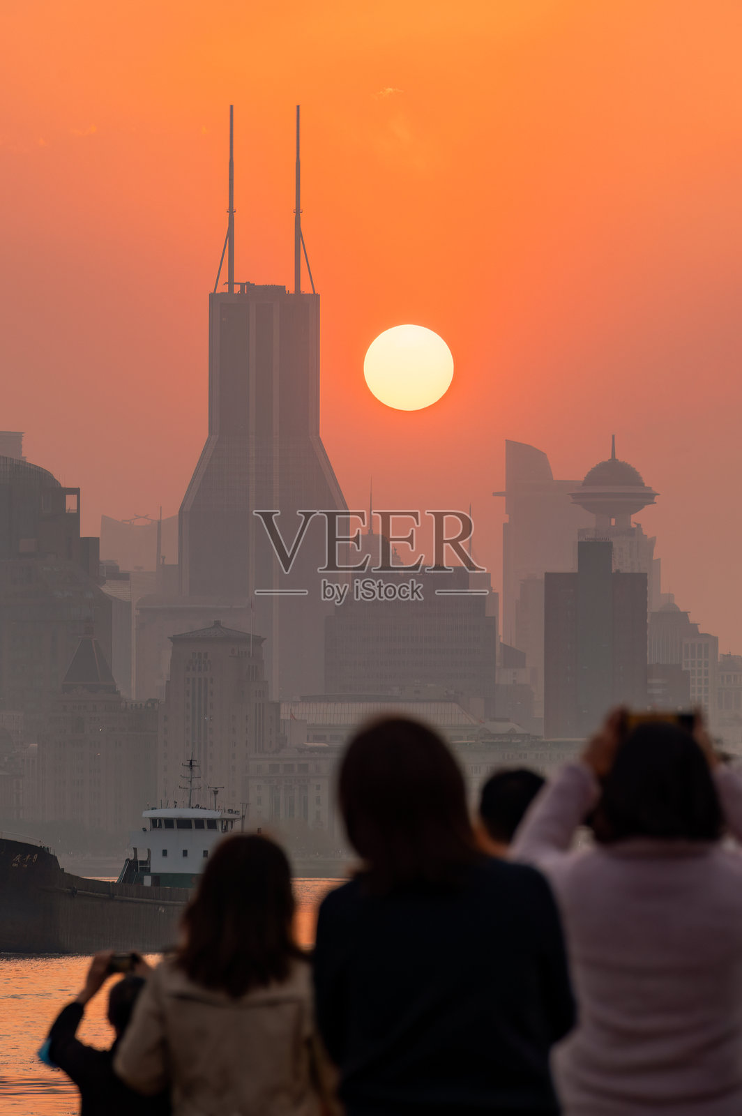 上海的日落与游客的背影照片摄影图片