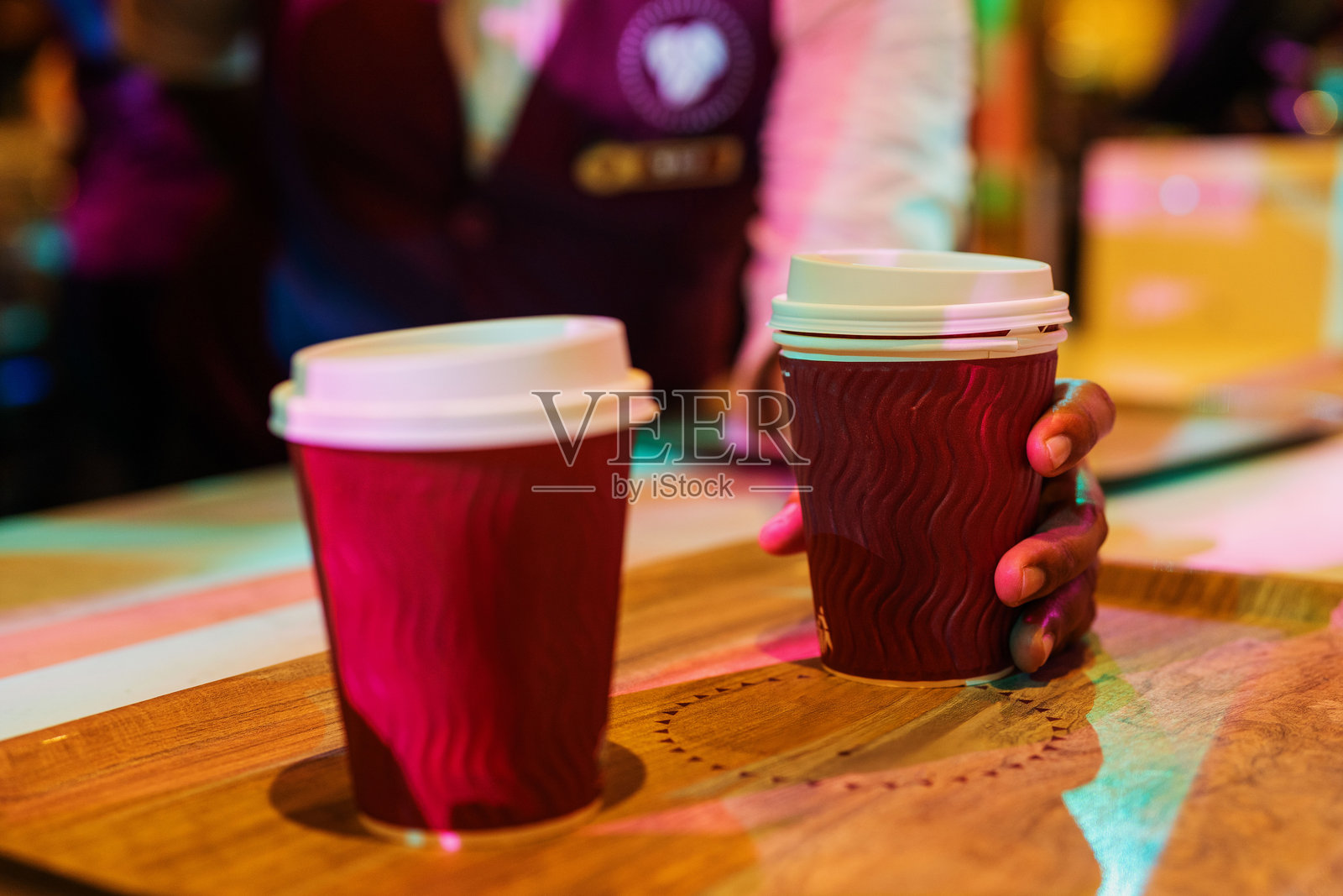 双手端着两个热咖啡杯的木托盘照片摄影图片