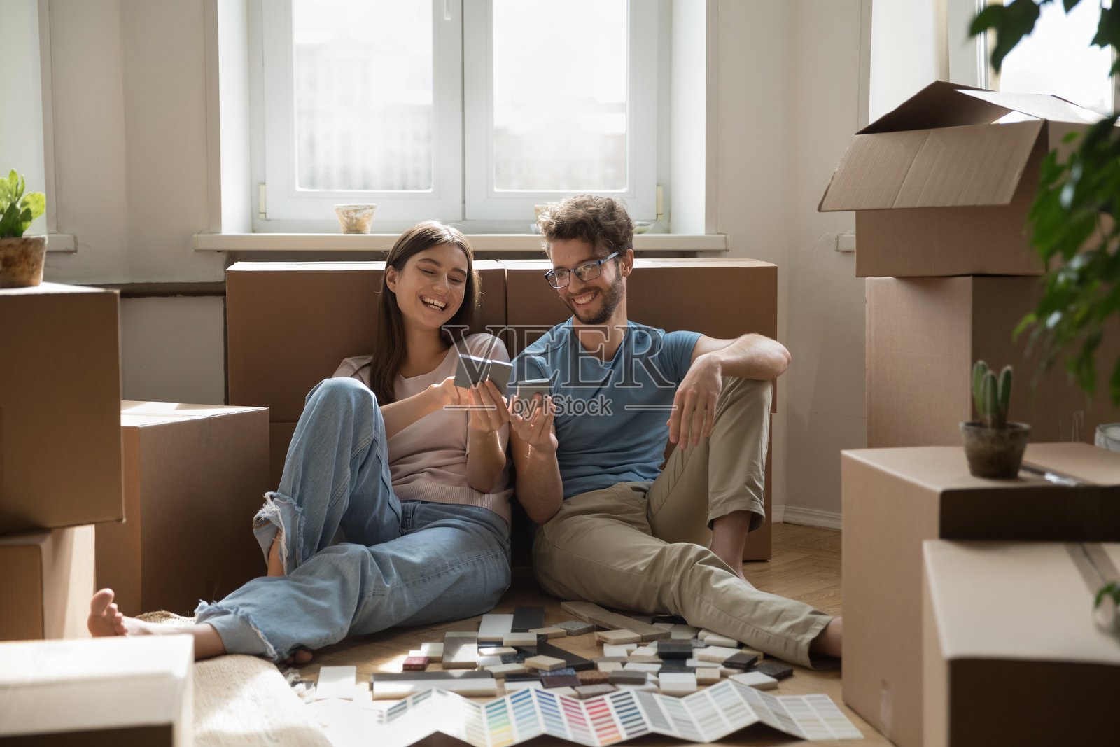 年轻夫妇在搬家当天计划房屋改造照片摄影图片