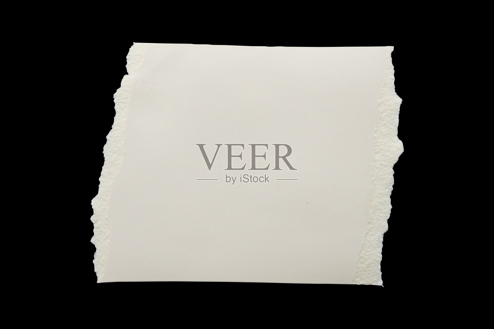 白色撕裂纸张，边缘破损的条带，孤立在黑色背景上照片摄影图片