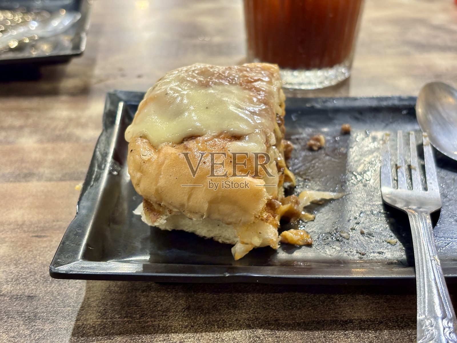 美味的融化三明治，盘子上放着奶酪和银色餐具，适合寻求餐厅风味的美食爱好者的烹饪佳品，食品摄影，诱人的美食，照片摄影图片