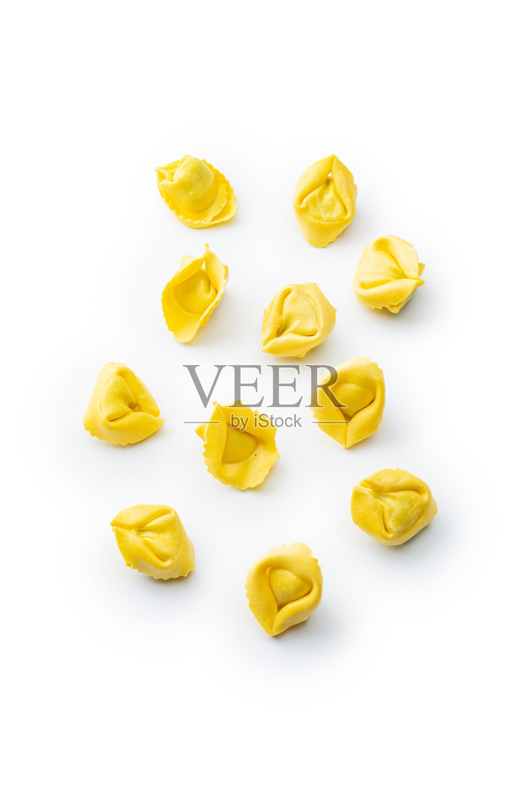 意大利食材：白色背景上的饺子面条照片摄影图片