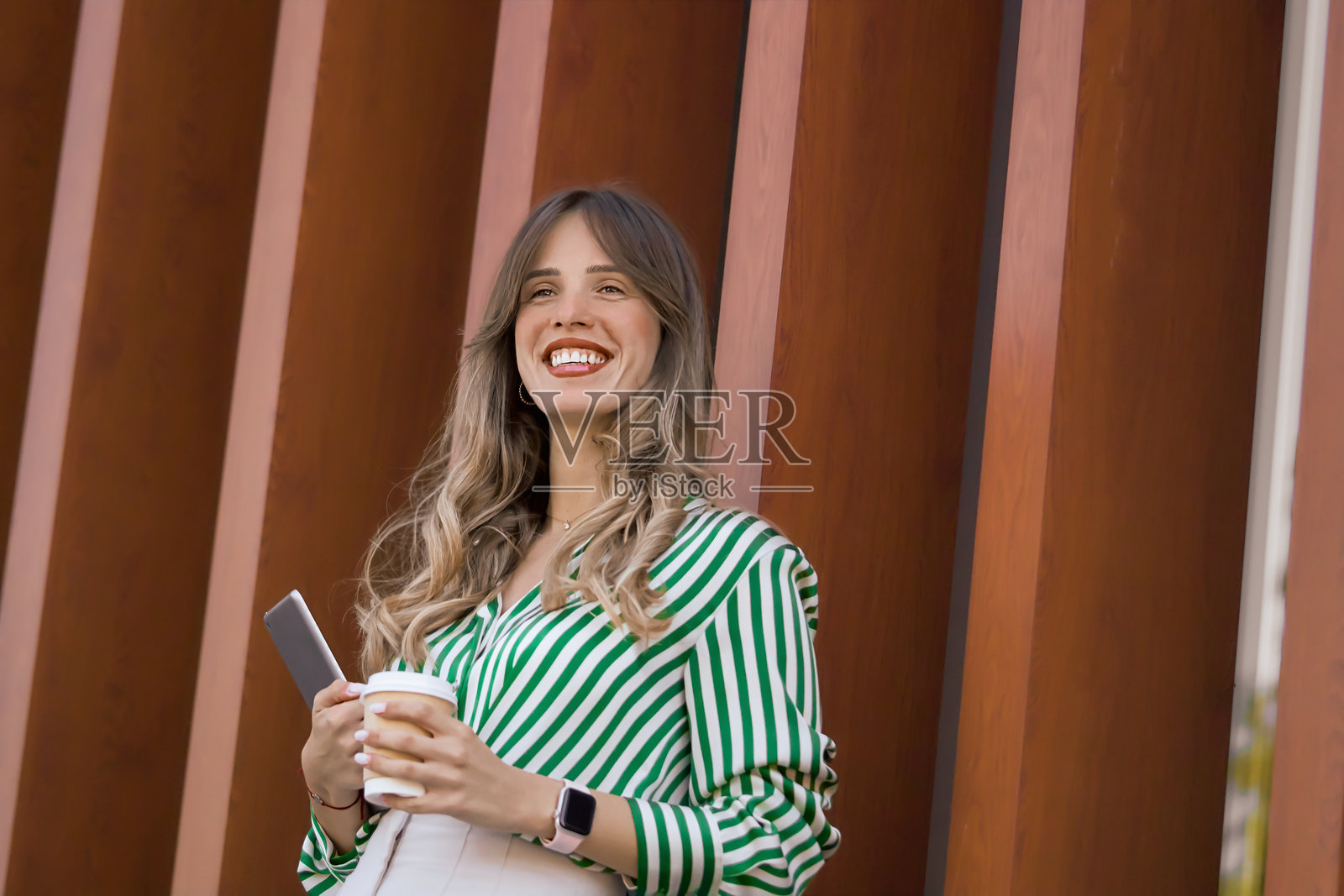 年轻微笑女性的商务生活方式肖像照片摄影图片
