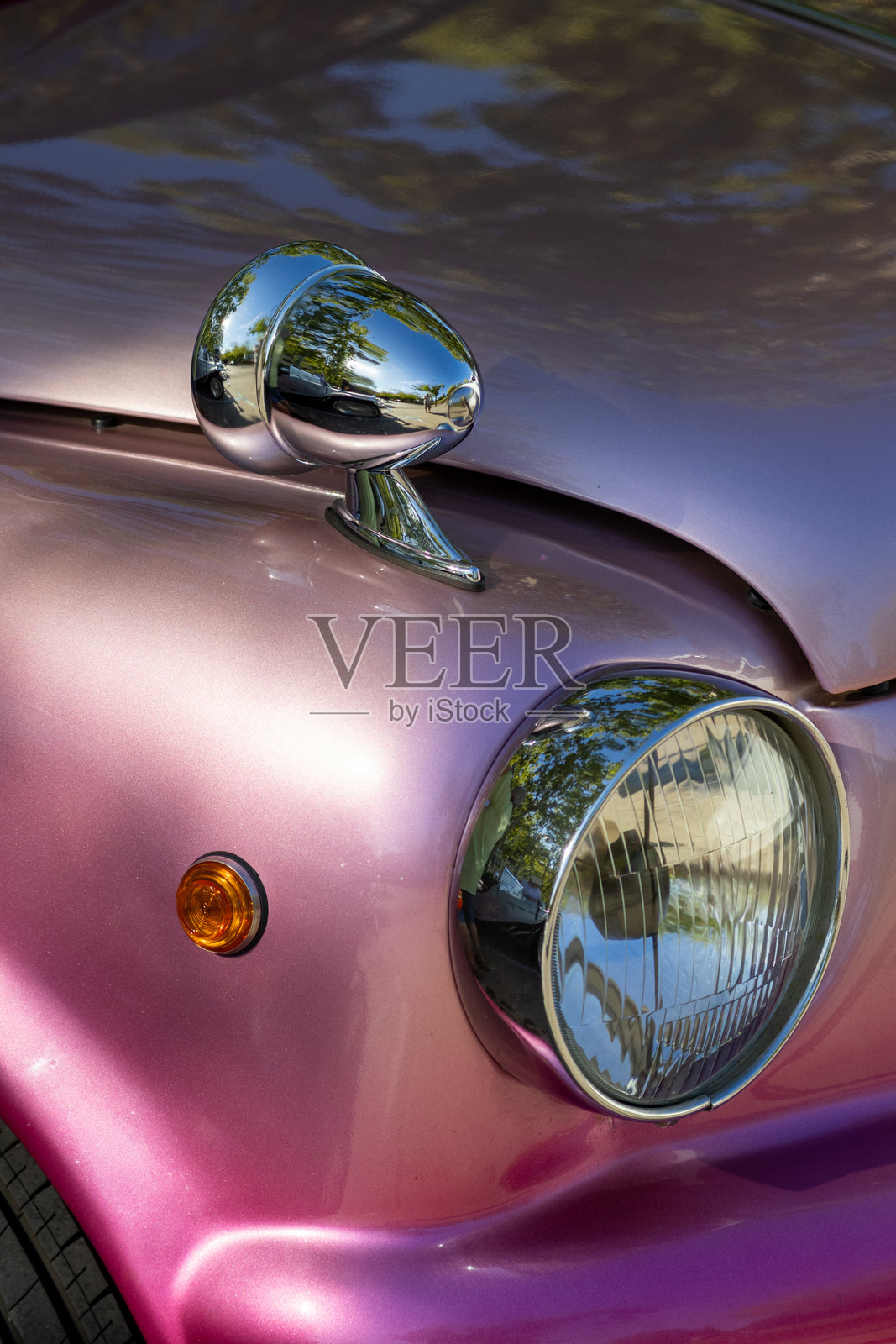 粉色和紫色复古汽车上的闪亮铬合金细节照片摄影图片