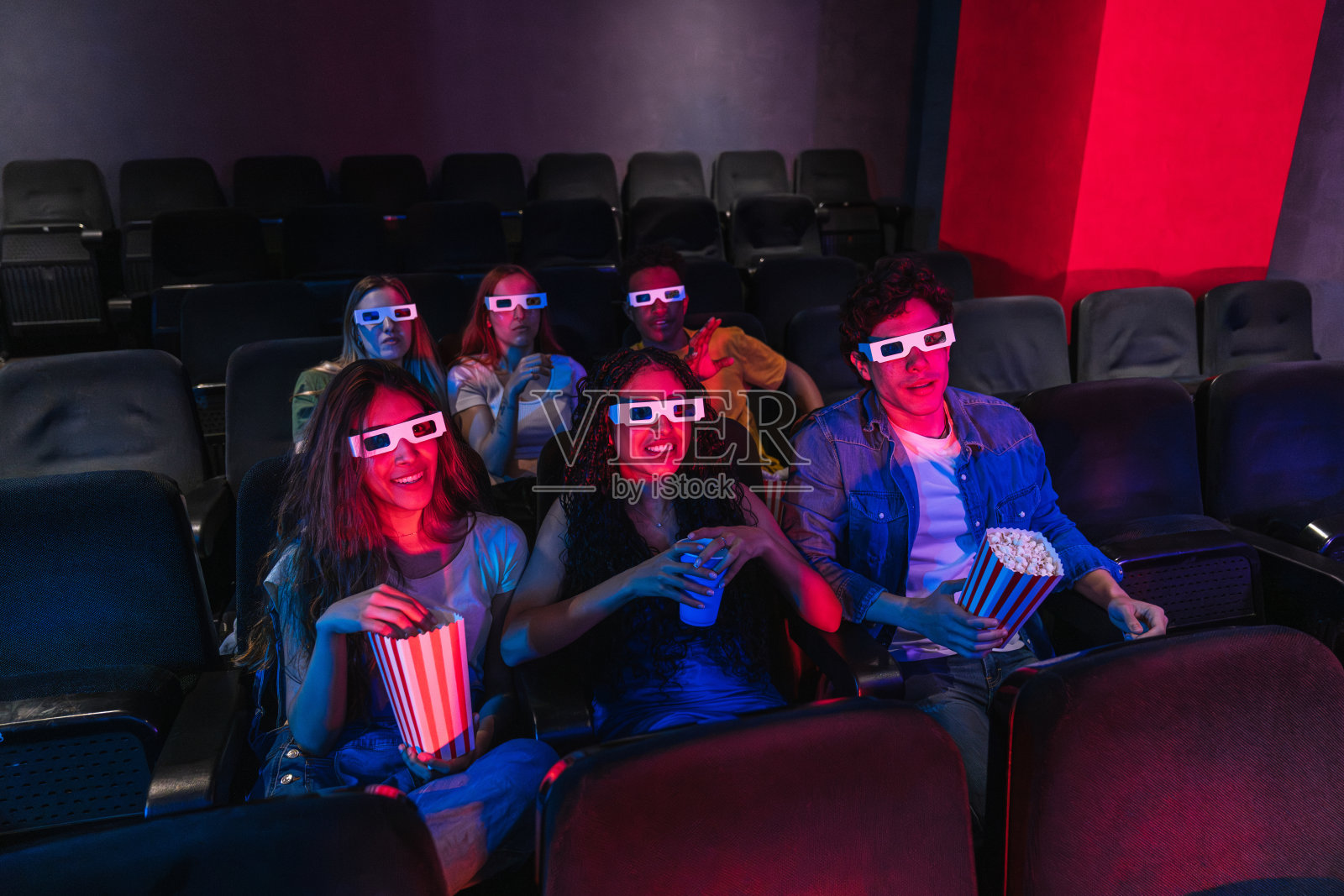 一群年轻人在电影院观看3D电影照片摄影图片